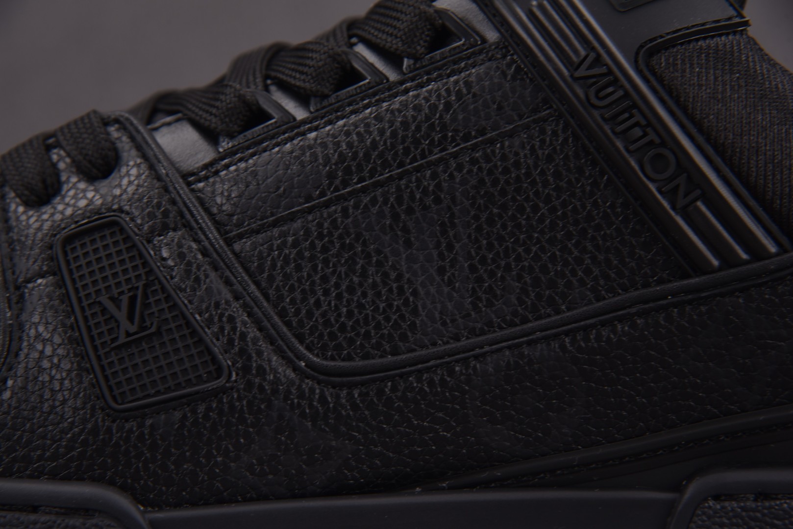 LV驴牌 尺码39-45

纯原出品-LOUIS VUITTON Trainer Black 全黑皮 Y