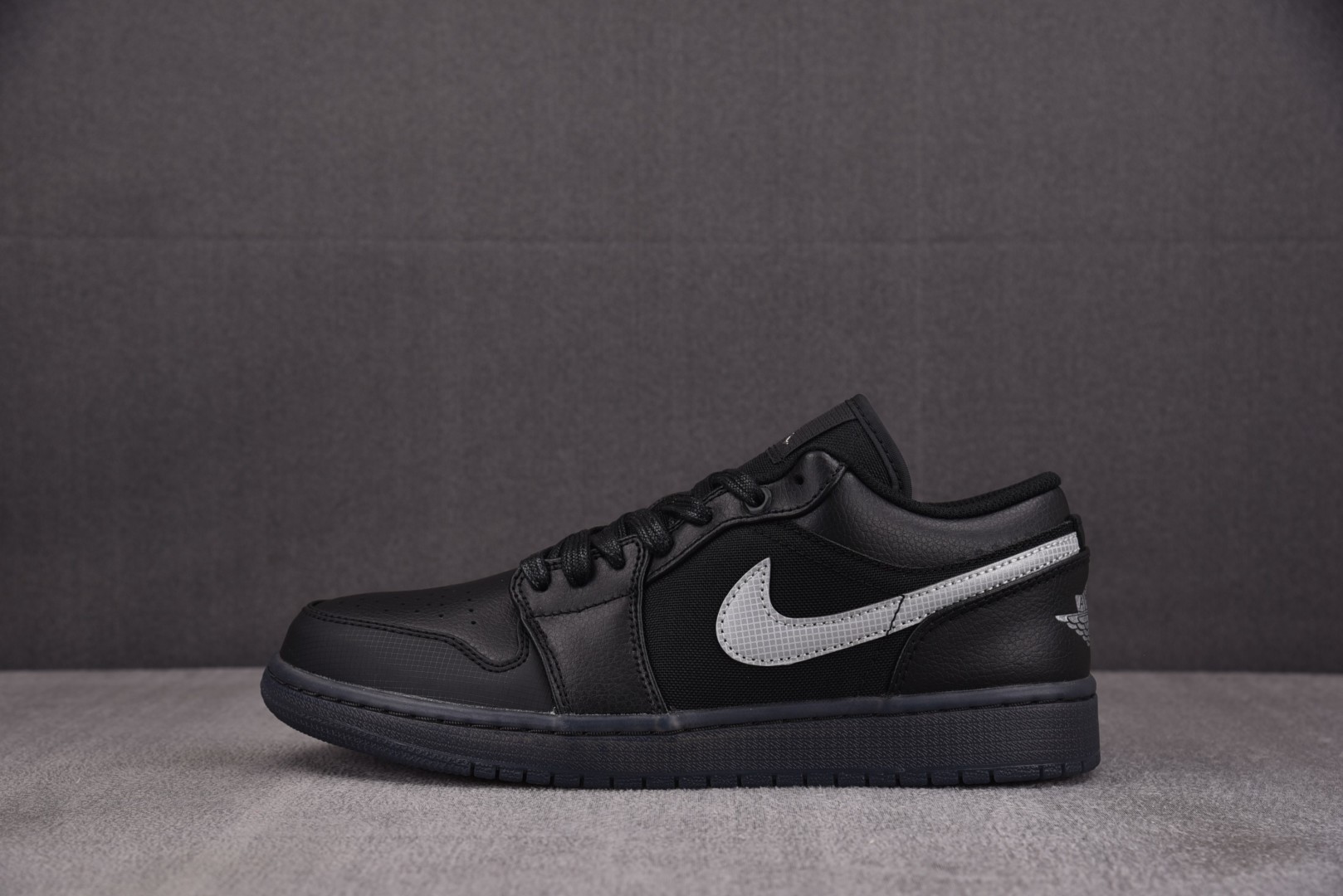 AJ1低帮 尺码35.5-46

纯原版出品-Air Jordan 1 Low Black White 