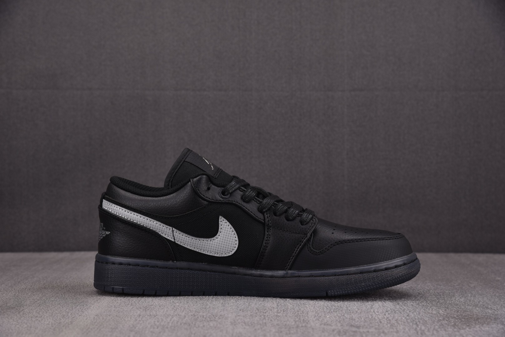AJ1低帮 尺码35.5-46

纯原版出品-Air Jordan 1 Low Black White 