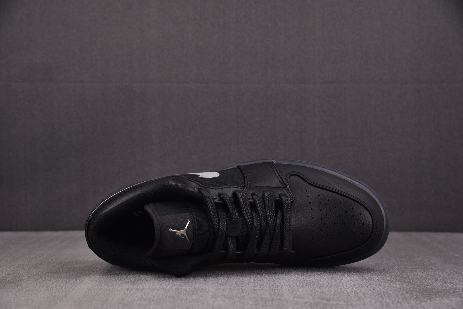 AJ1低帮 尺码35.5-46

纯原版出品-Air Jordan 1 Low Black White 