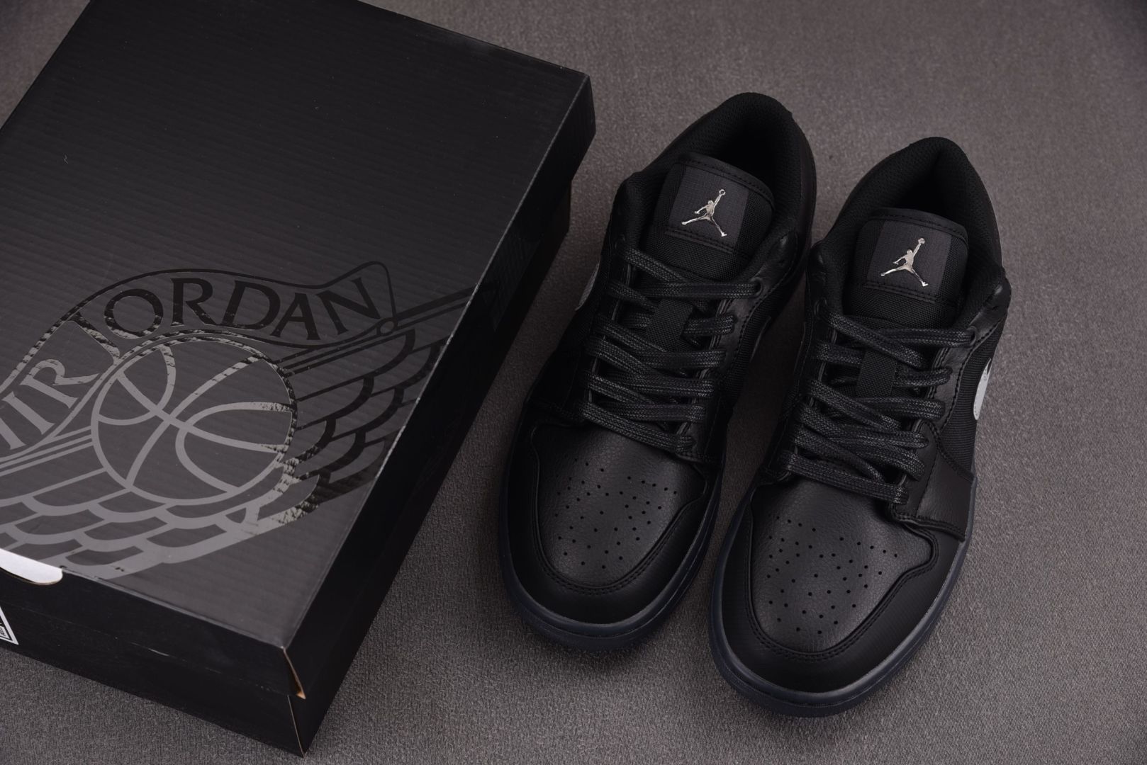 AJ1低帮 尺码35.5-46

纯原版出品-Air Jordan 1 Low Black White 