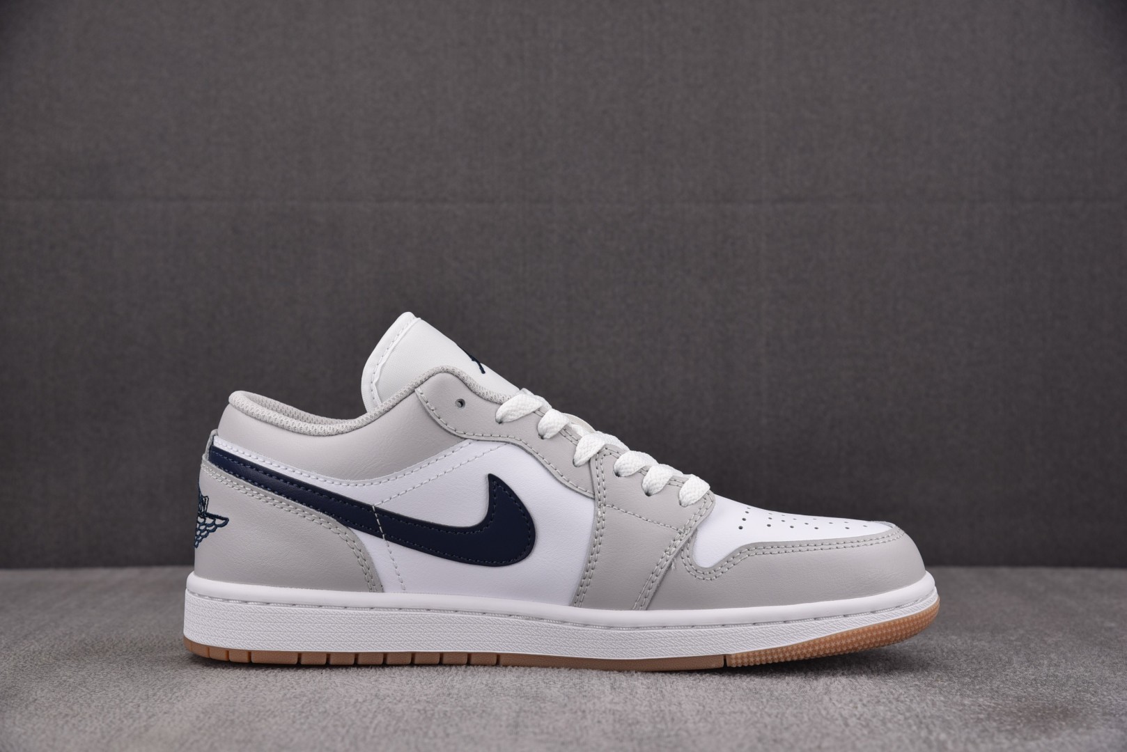 AJ1低帮 尺码40-46

纯原版出品-Air Jordan 1 Low Midnight Navy 