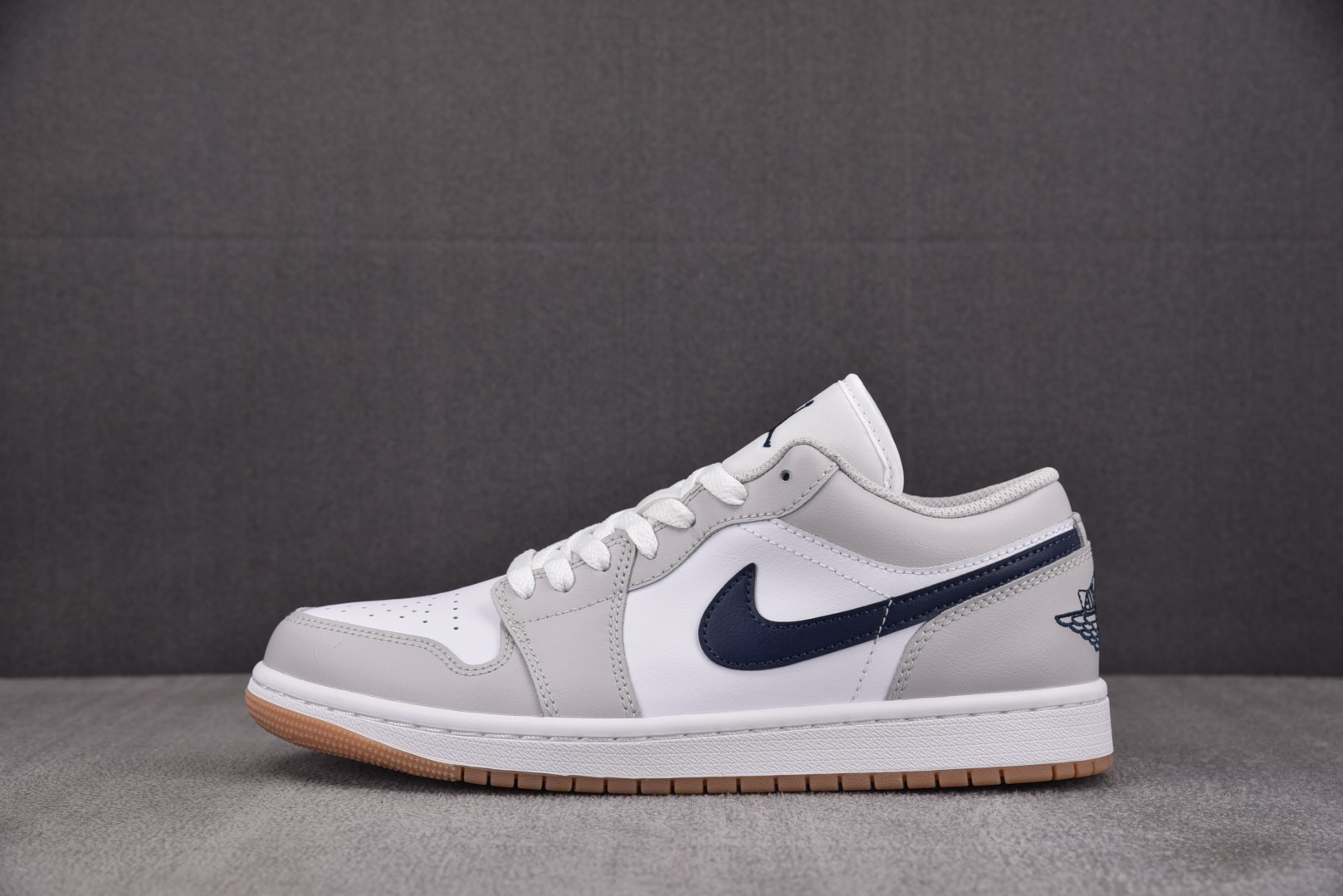 AJ1低帮 尺码40-46

纯原版出品-Air Jordan 1 Low Midnight Navy 