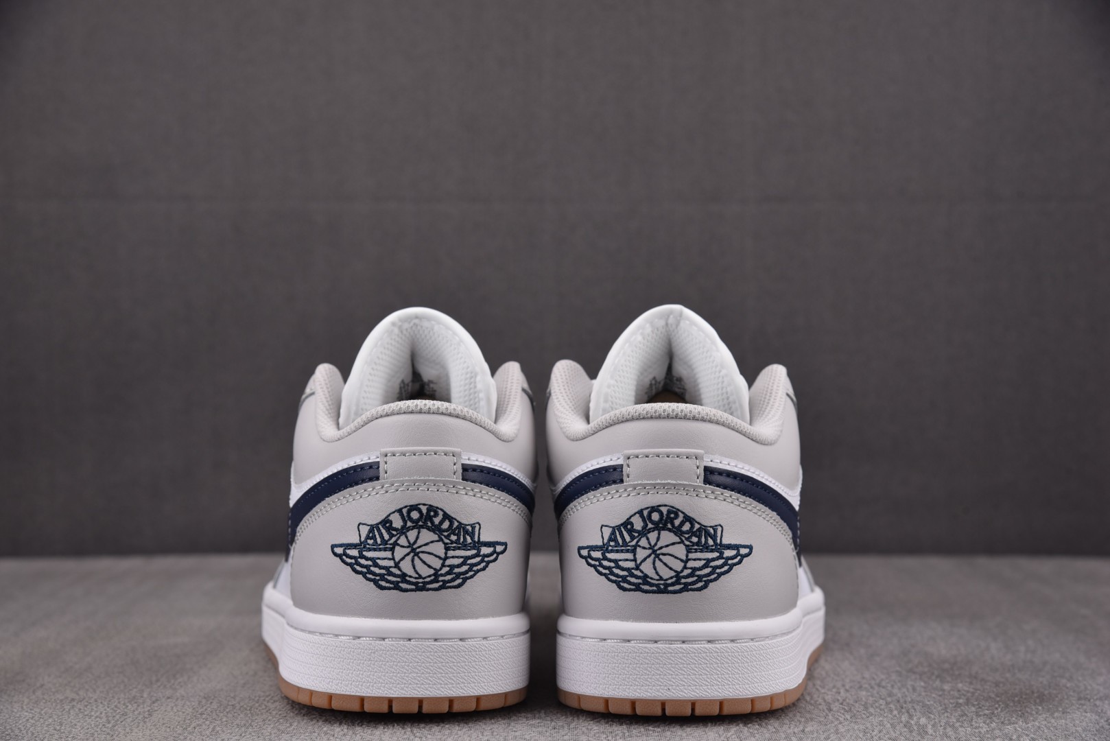 AJ1低帮 尺码40-46

纯原版出品-Air Jordan 1 Low Midnight Navy 
