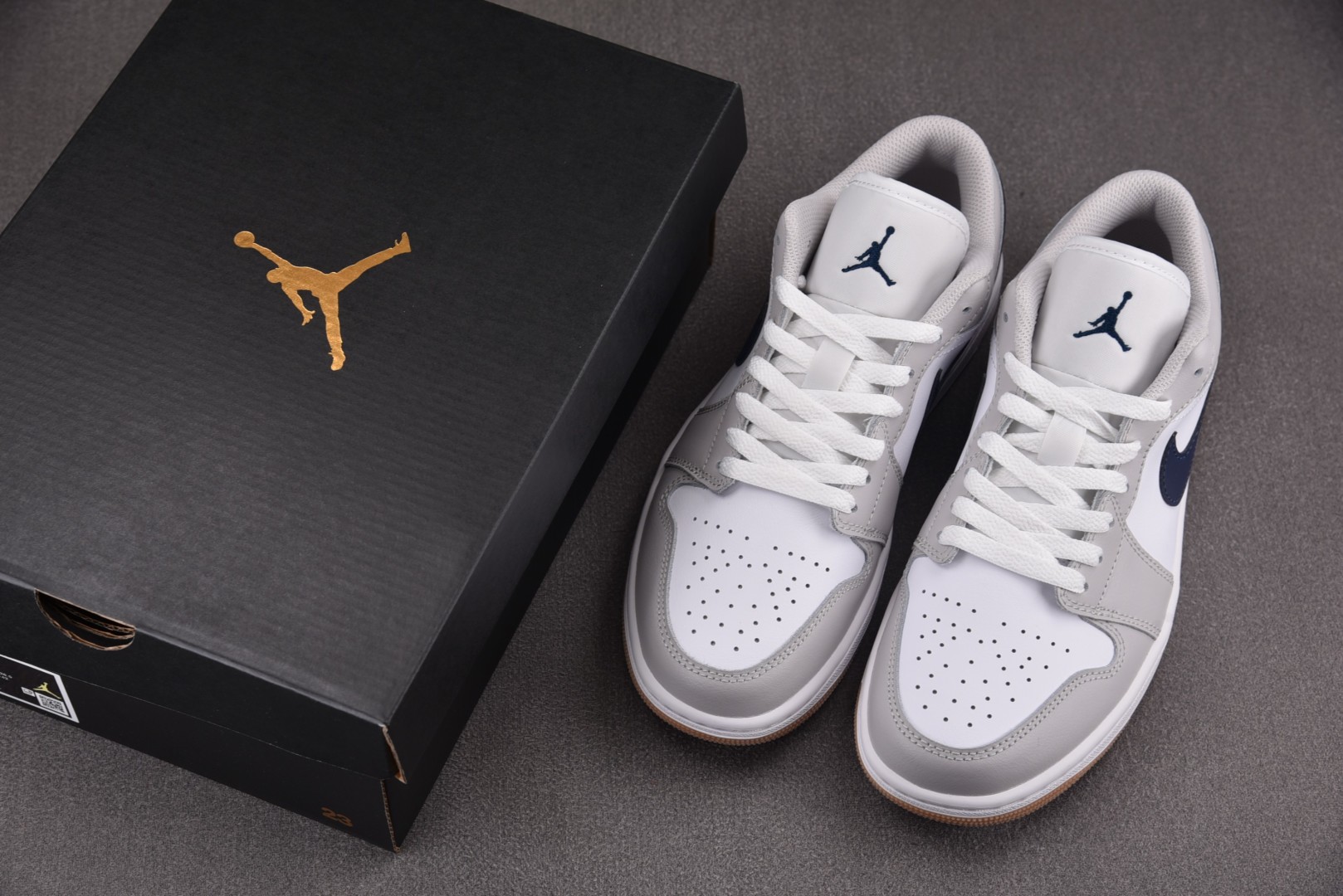 AJ1低帮 尺码40-46

纯原版出品-Air Jordan 1 Low Midnight Navy 