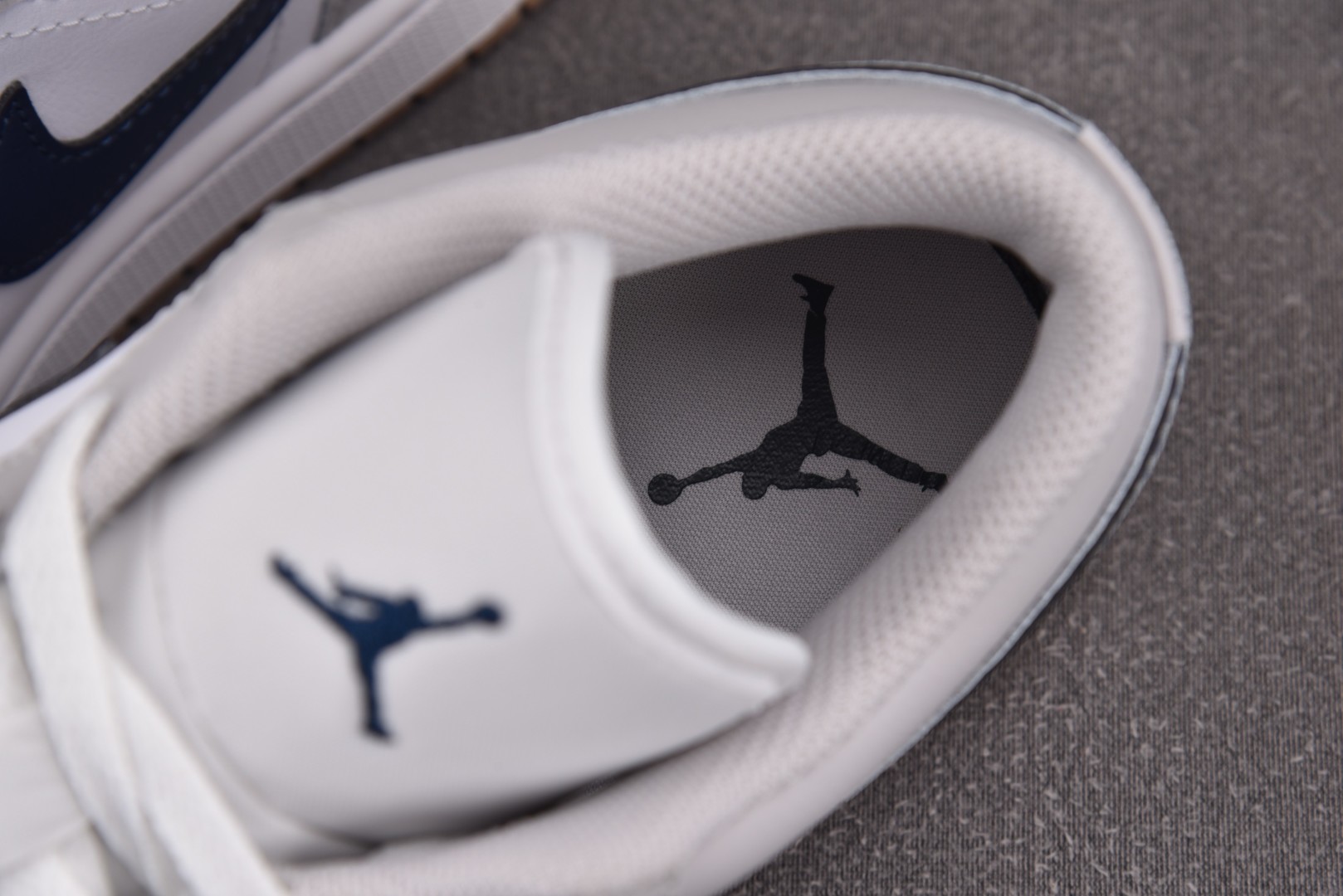 AJ1低帮 尺码40-46

纯原版出品-Air Jordan 1 Low Midnight Navy 