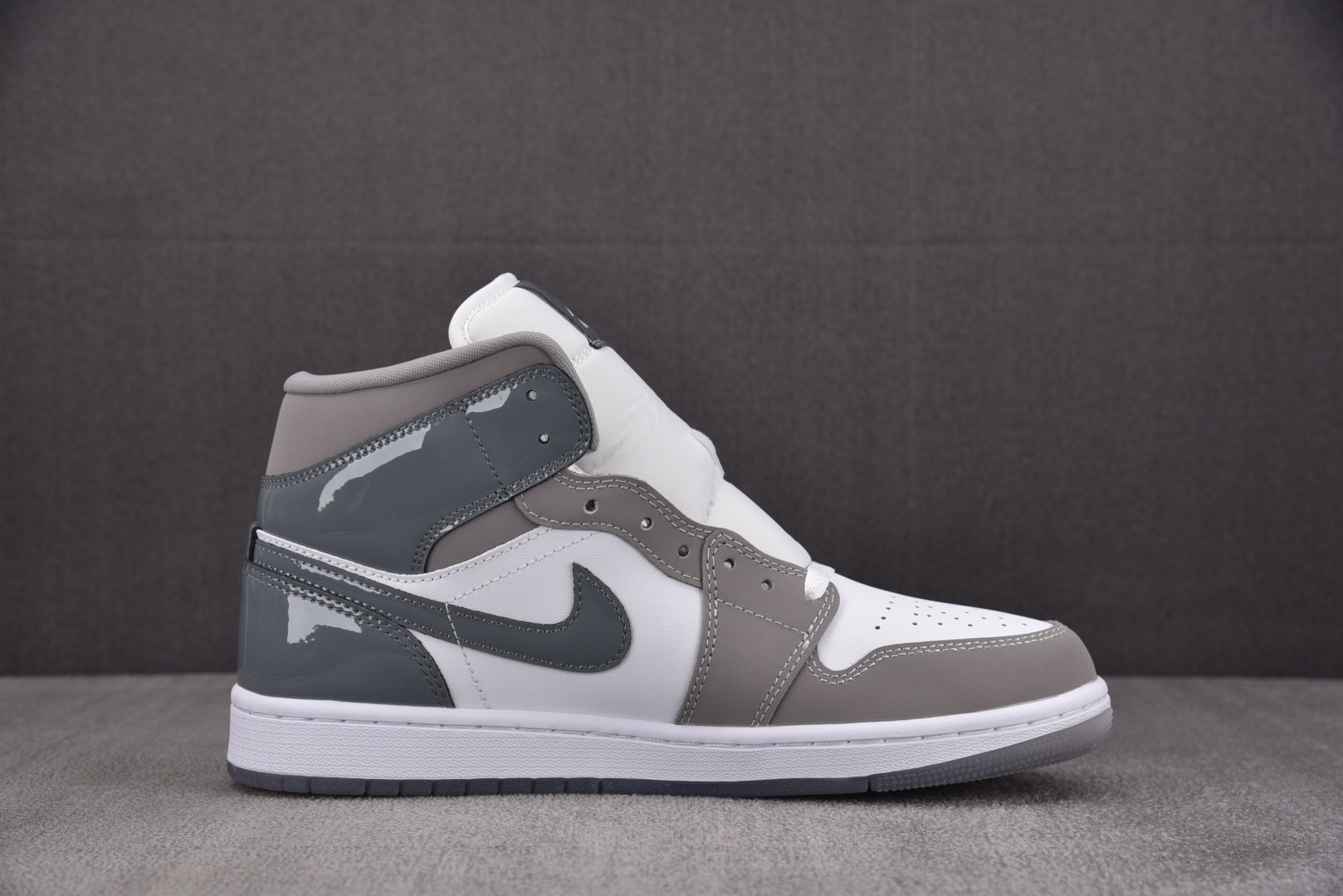 AJ1中帮 尺码40-46

纯原版出品-Air Jordan 1 Mid SE White Mediu