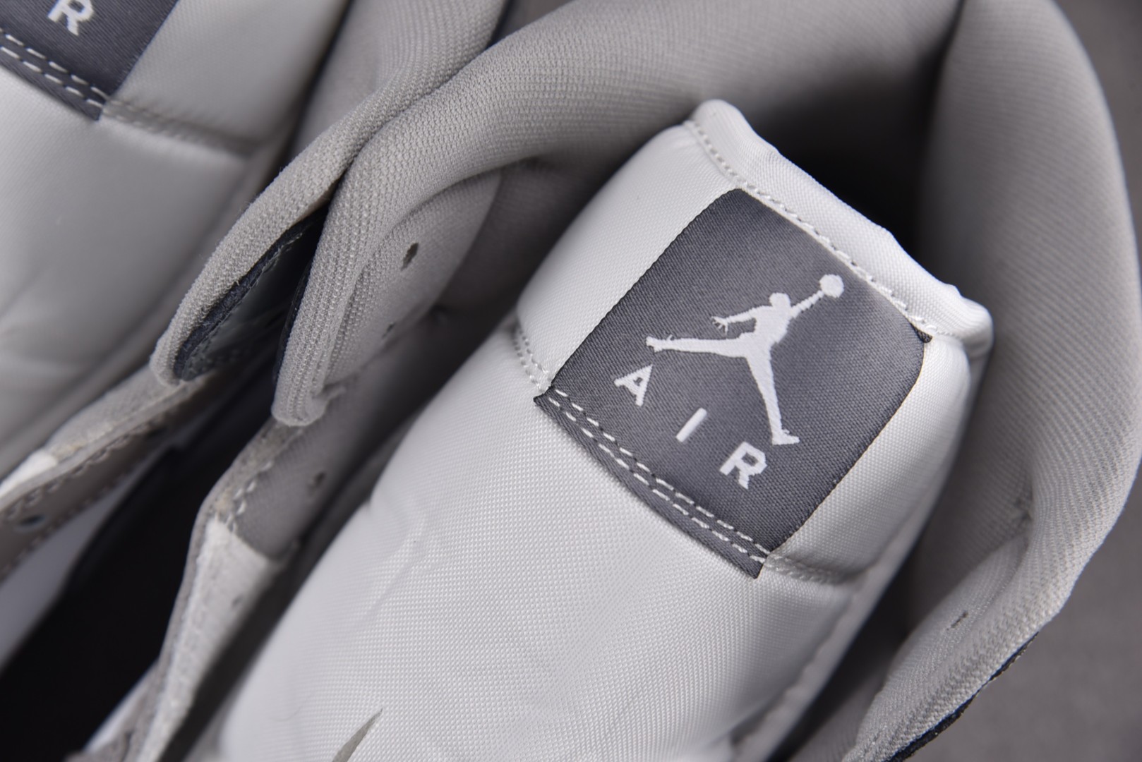 AJ1中帮 尺码40-46

纯原版出品-Air Jordan 1 Mid SE White Mediu