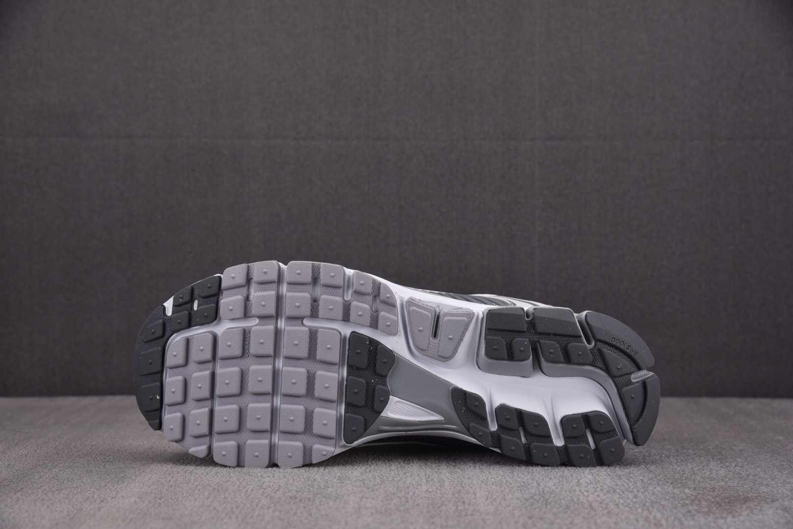 Vomero5 尺码35.5-46

纯原版出品-Zoom Vomero 5 Cool Grey 酷灰 