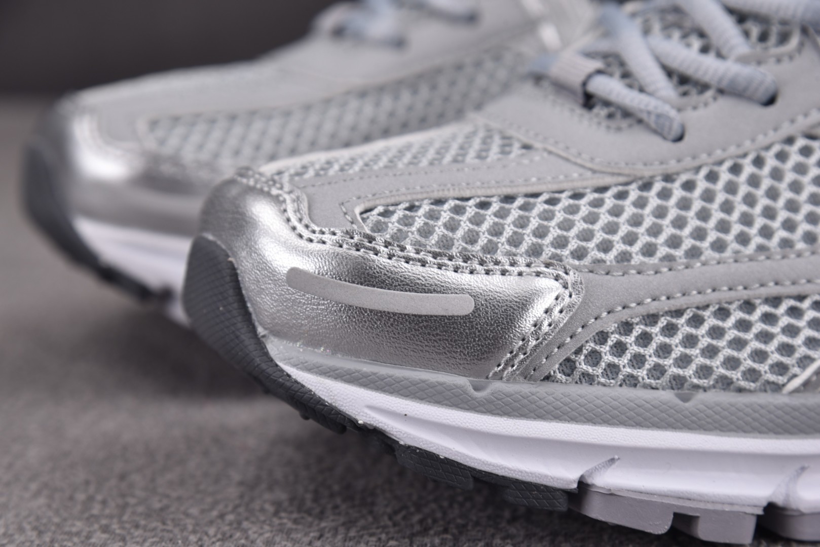 Vomero5 尺码35.5-46

纯原版出品-Zoom Vomero 5 Cool Grey 酷灰 