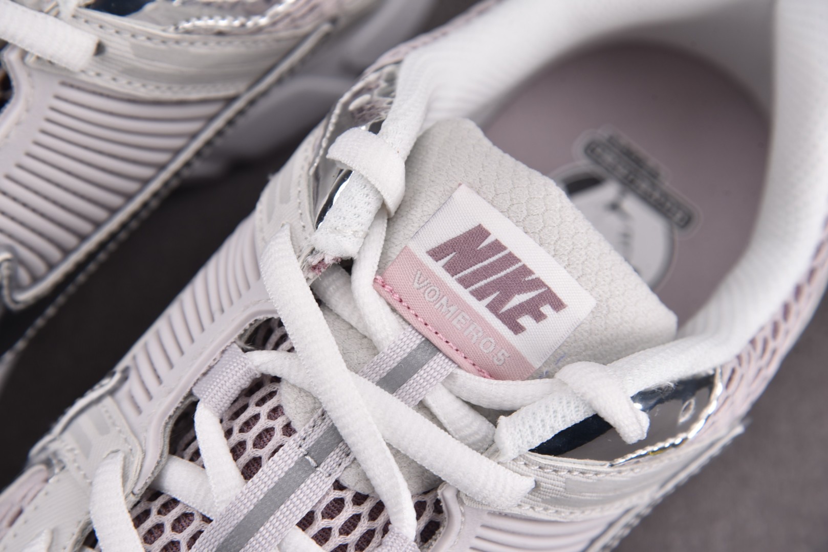 Vomero5 尺码35.5-46

纯原版出品-W NK Zoom Vomero 5 Metallic