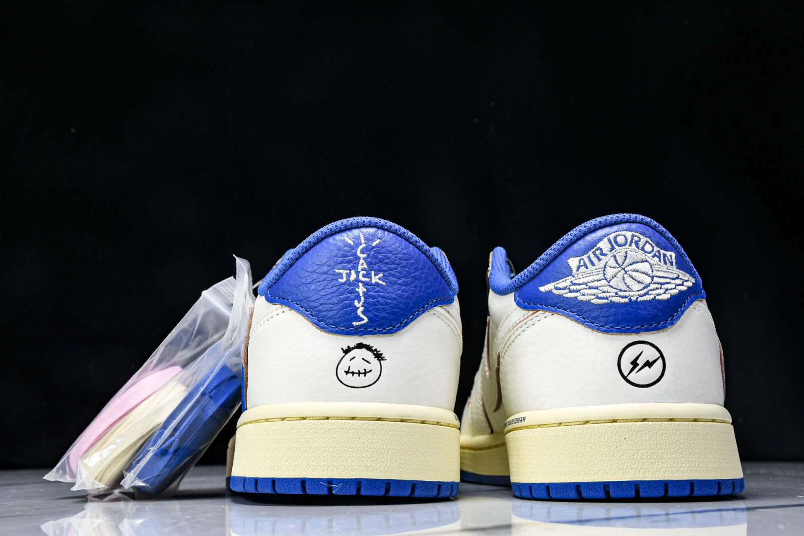 新版
AJ倒钩白蓝 尺码36-48.5

纯原出品-Fragment Design x Travis S
