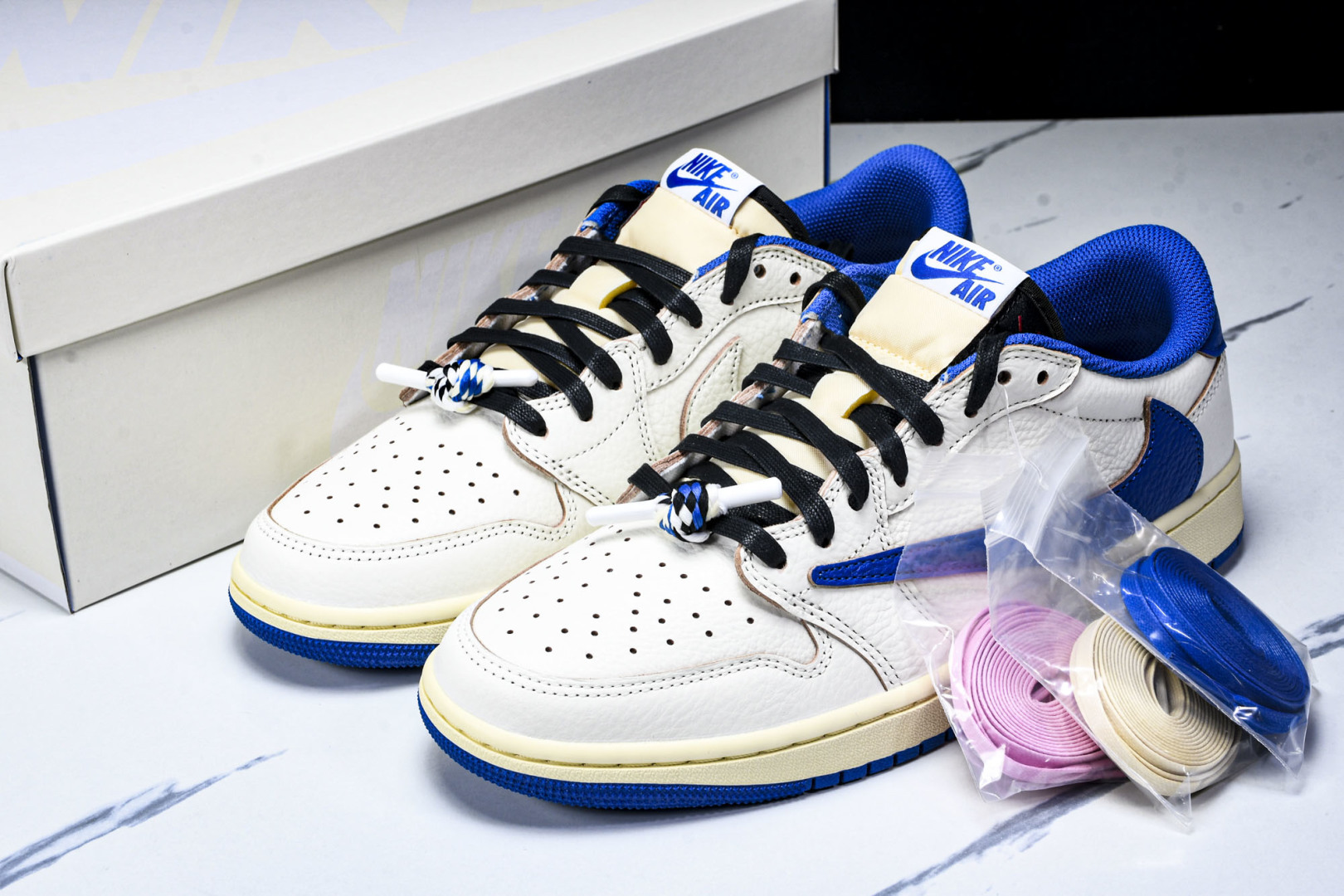 新版
AJ倒钩白蓝 尺码36-48.5

纯原出品-Fragment Design x Travis S