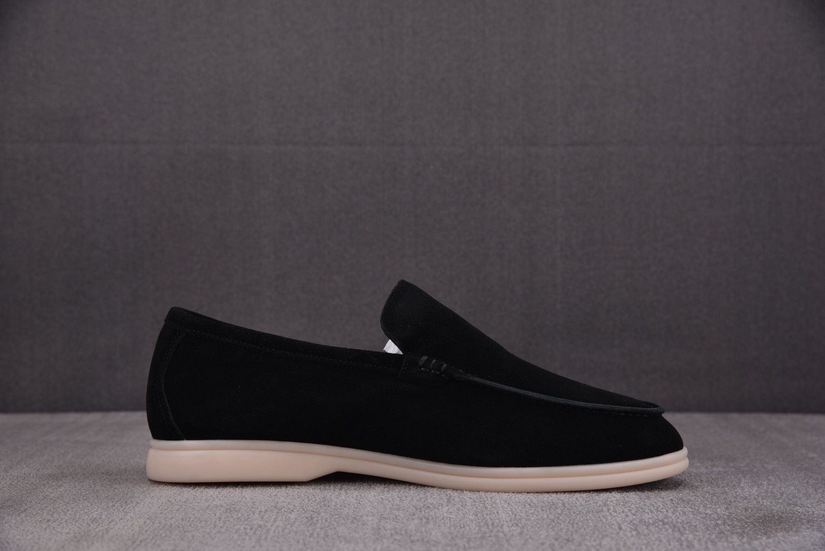 Piana 尺码35-46

纯原版出品-Loro piana诺悠翩雅 男鞋流苏吊坠LP一脚蹬乐福休闲潮