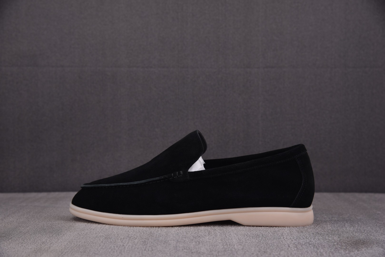 Piana 尺码35-46

纯原版出品-Loro piana诺悠翩雅 男鞋流苏吊坠LP一脚蹬乐福休闲潮