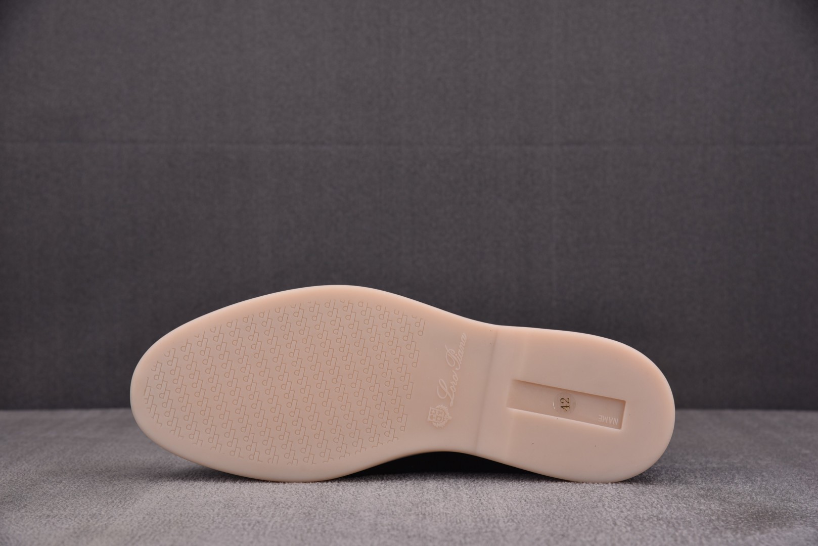 Piana 尺码35-46

纯原版出品-Loro piana诺悠翩雅 男鞋流苏吊坠LP一脚蹬乐福休闲潮