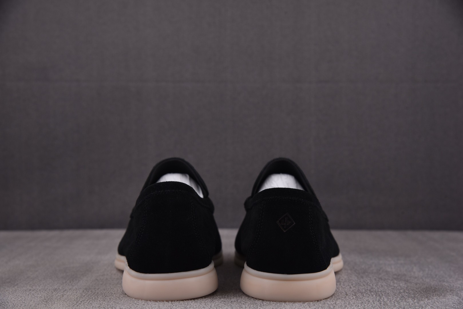 Piana 尺码35-46

纯原版出品-Loro piana诺悠翩雅 男鞋流苏吊坠LP一脚蹬乐福休闲潮