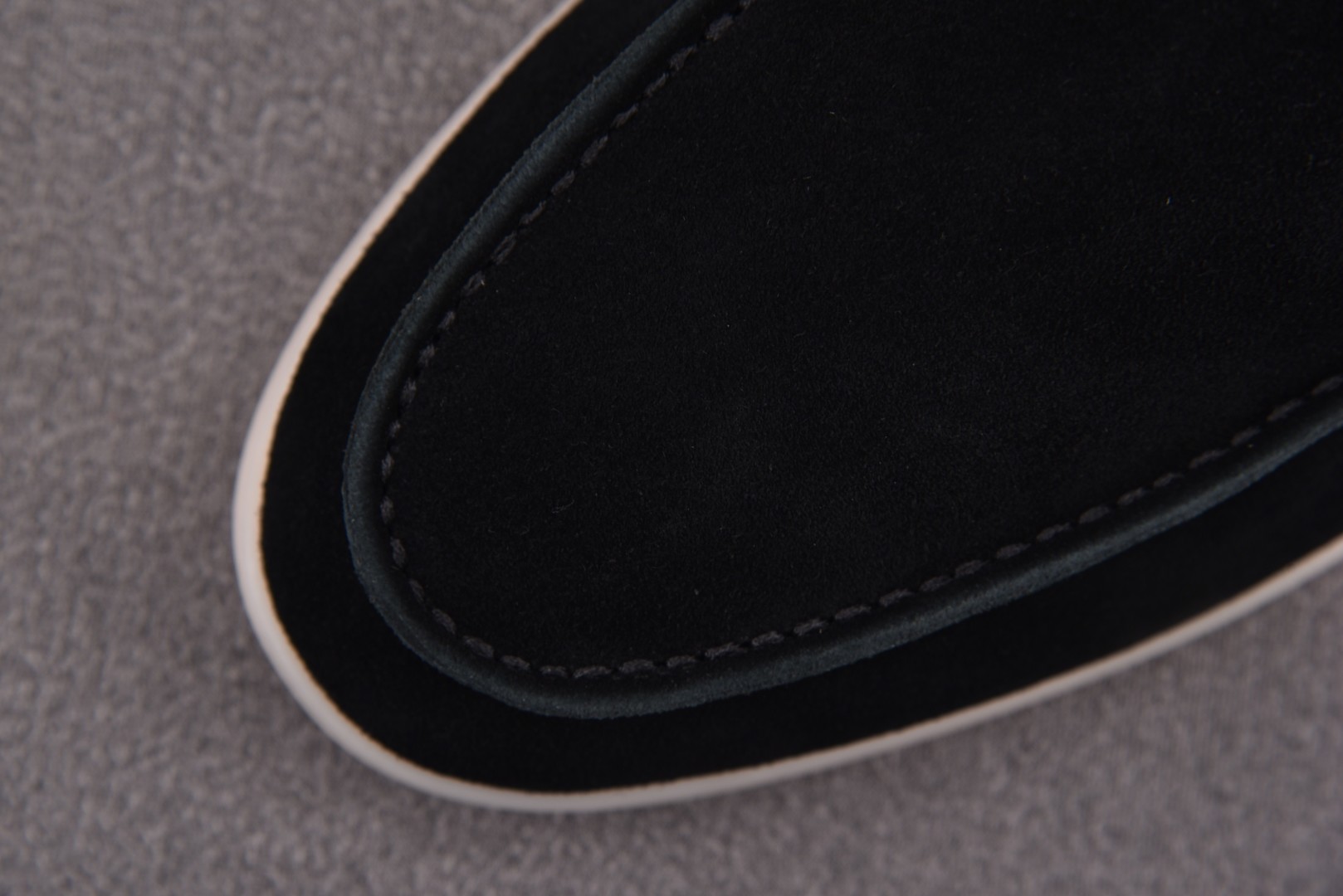 Piana 尺码35-46

纯原版出品-Loro piana诺悠翩雅 男鞋流苏吊坠LP一脚蹬乐福休闲潮