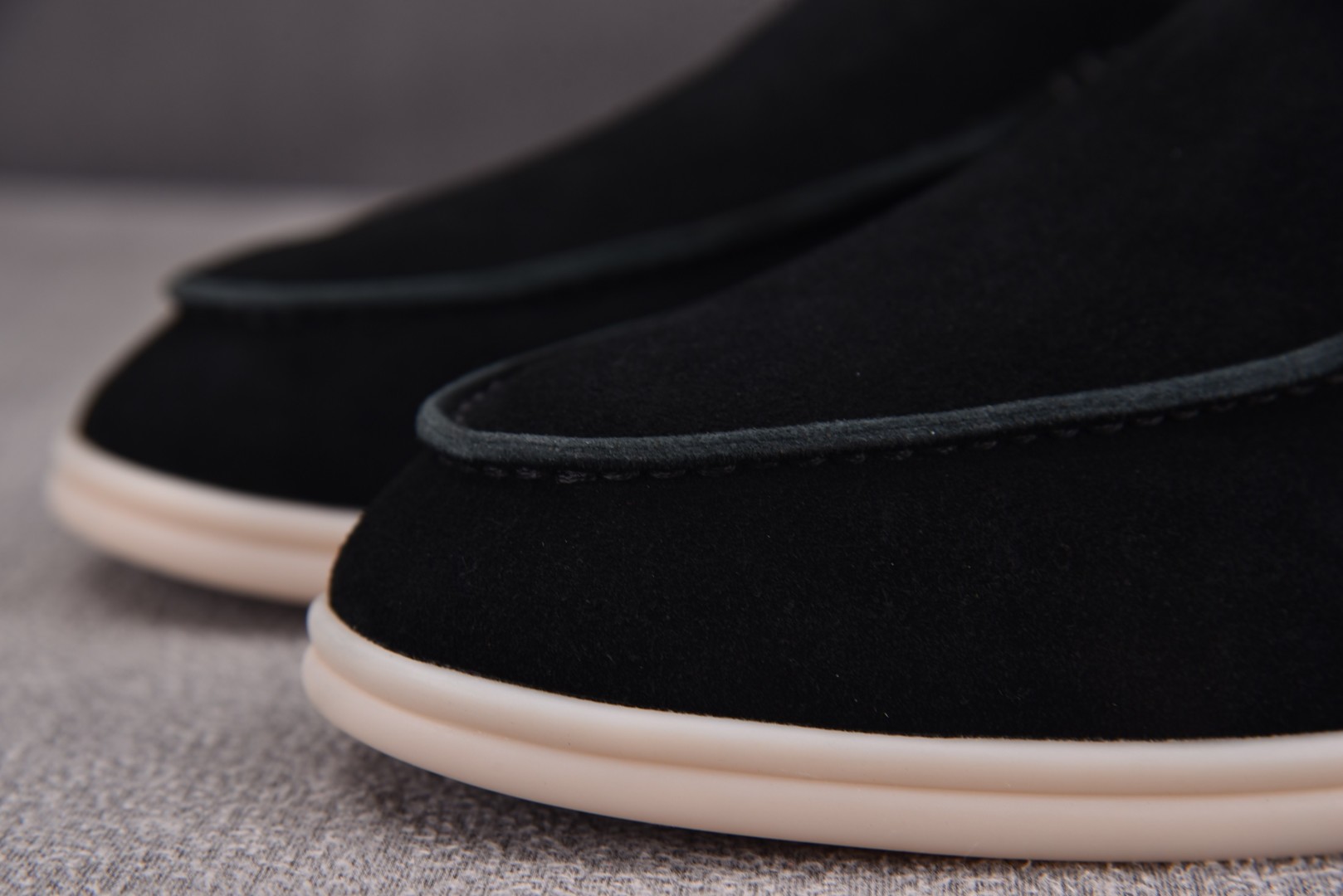 Piana 尺码35-46

纯原版出品-Loro piana诺悠翩雅 男鞋流苏吊坠LP一脚蹬乐福休闲潮