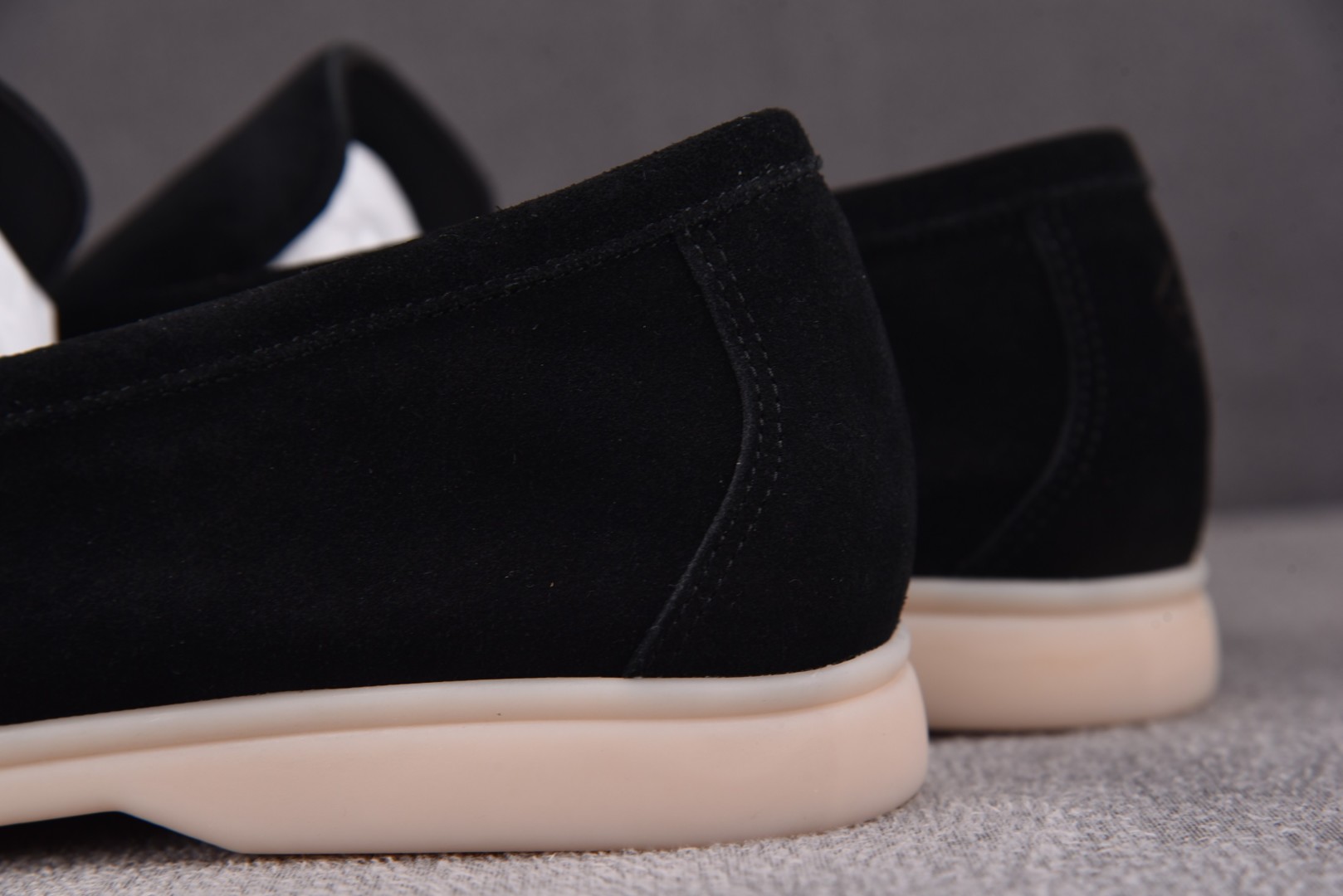 Piana 尺码35-46

纯原版出品-Loro piana诺悠翩雅 男鞋流苏吊坠LP一脚蹬乐福休闲潮