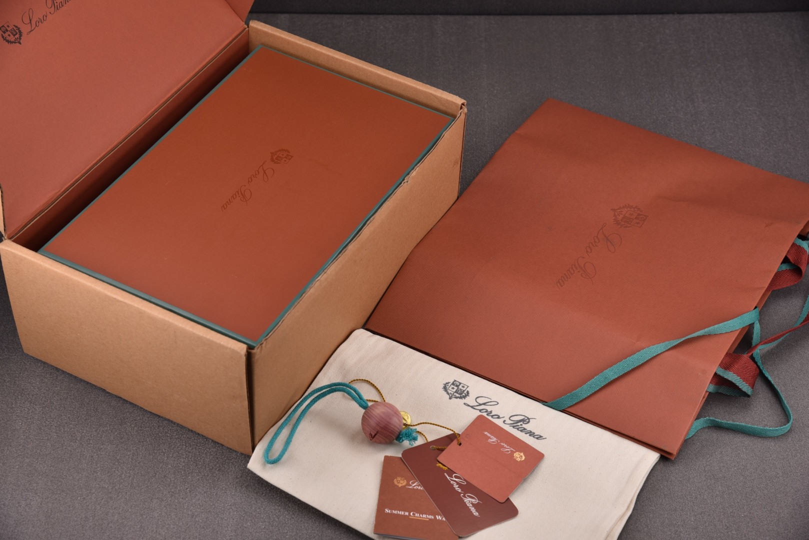 Piana 尺码35-46

纯原版出品-Loro piana诺悠翩雅 男鞋流苏吊坠LP一脚蹬乐福休闲潮