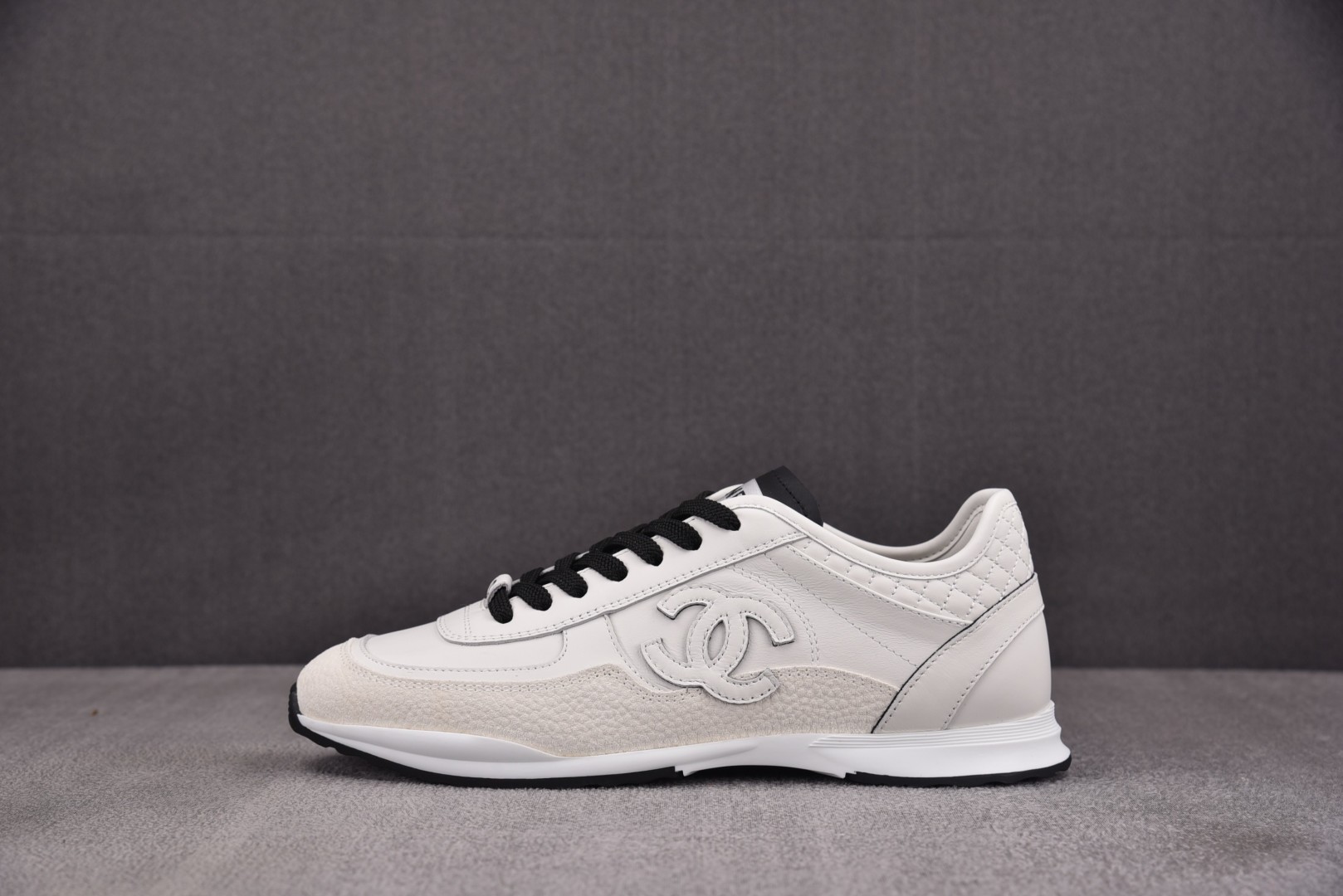 香奈儿 尺码35-45

纯原版出品-CHANEL 25。 香奈儿 白色 YZ022
尺寸：35 36 