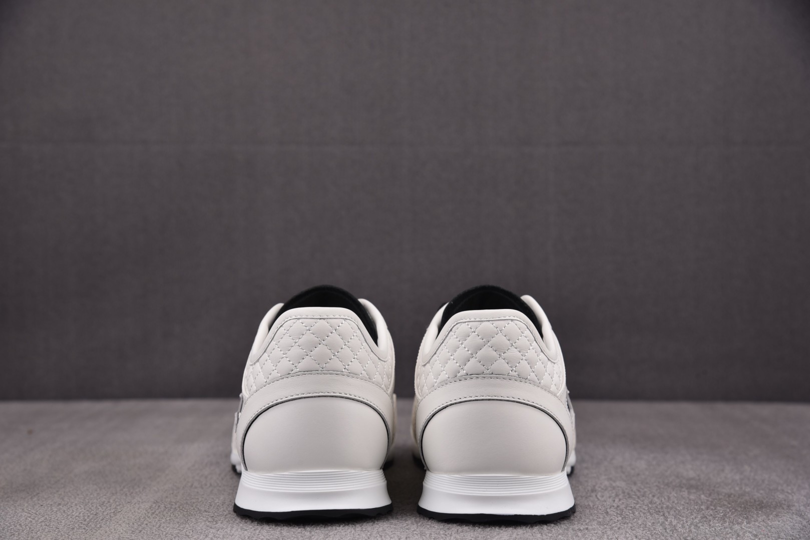 香奈儿 尺码35-45

纯原版出品-CHANEL 25。 香奈儿 白色 YZ022
尺寸：35 36 