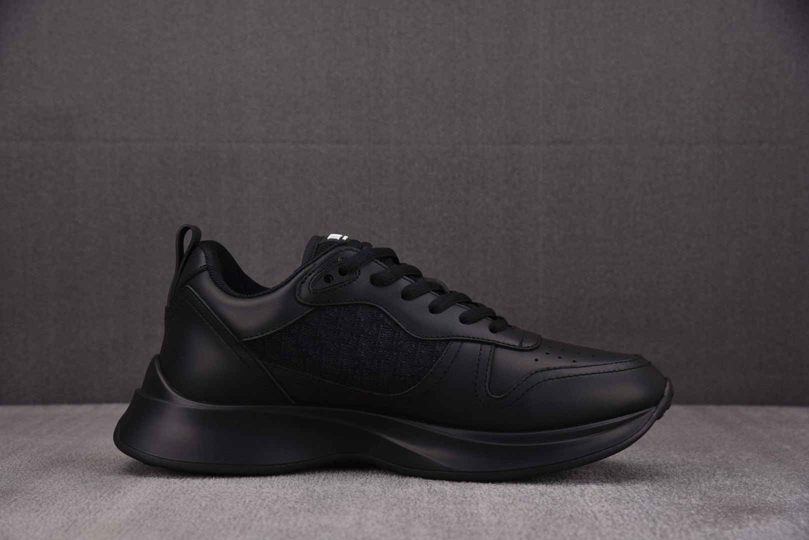 Dior 尺码40-46

纯原版出品-Dior B25 Runner Black 黑皮革 YZ022

