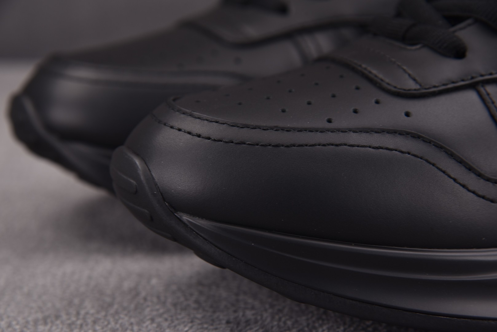 Dior 尺码40-46

纯原版出品-Dior B25 Runner Black 黑皮革 YZ022
