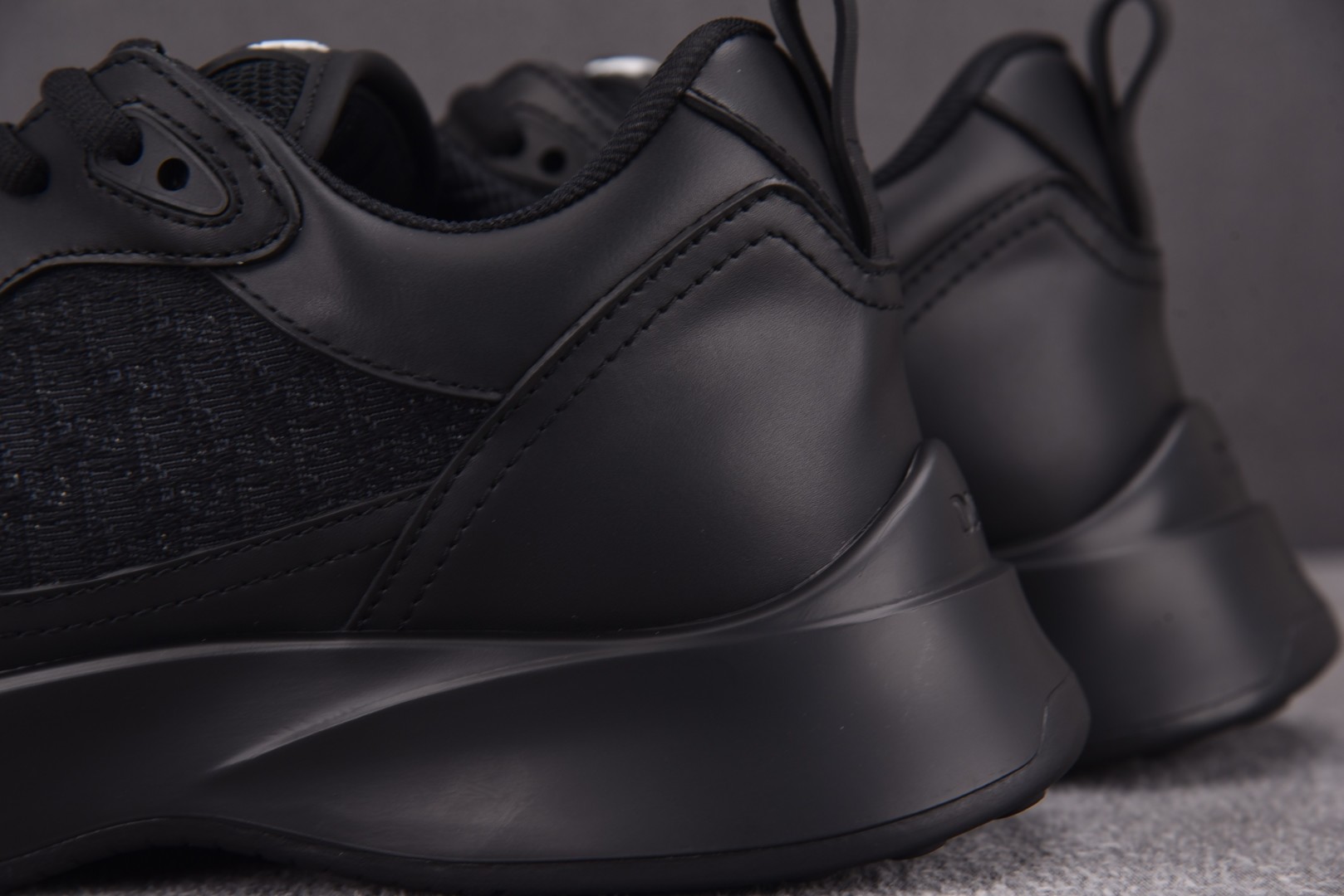 Dior 尺码40-46

纯原版出品-Dior B25 Runner Black 黑皮革 YZ022
