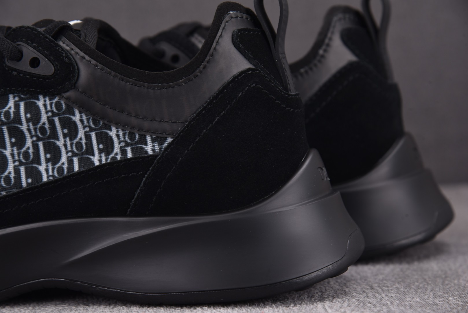 Dior 尺码40-46

纯原版出品-Dior B25 Runner Black 黑色绒面 YZ022