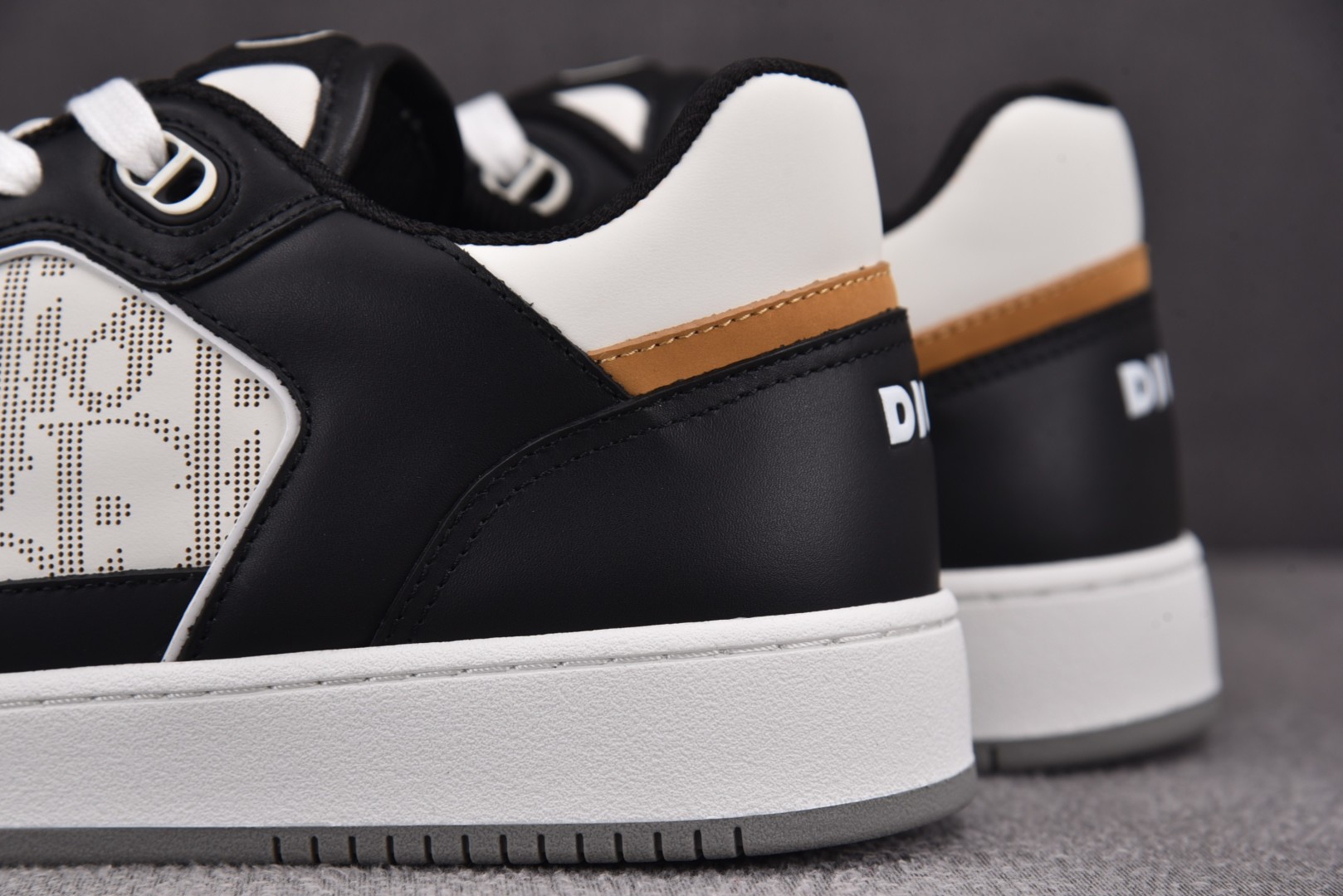 Dior 尺码38-46

纯原版出品-Dior B27 Low BlackWhit 黑白 YZ022
