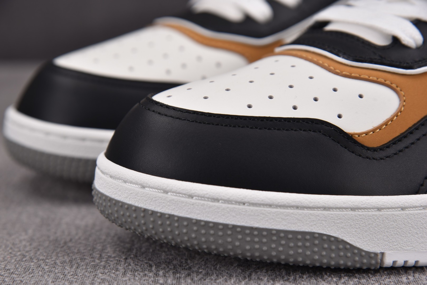 Dior 尺码38-46

纯原版出品-Dior B27 Low BlackWhit 黑白 YZ022
