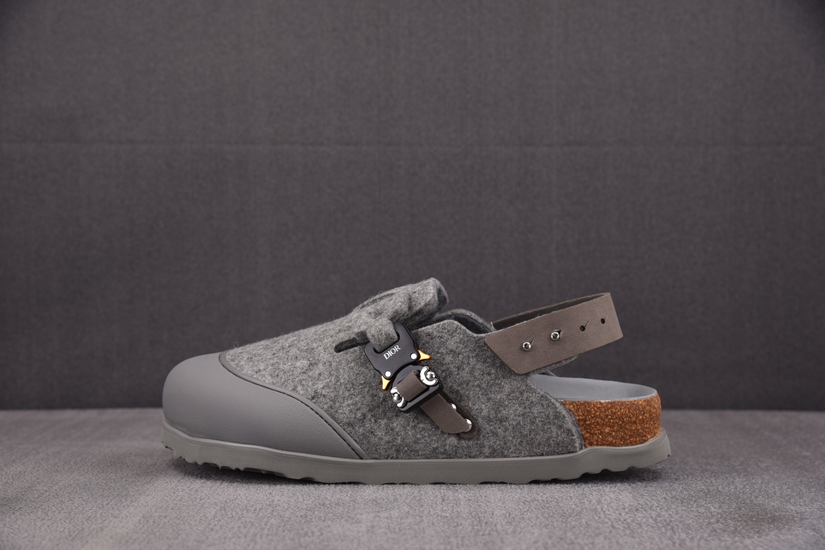 Dior 尺码34-46

纯原版出品-DIOR x Birkenstock Tokio Grey 烟灰