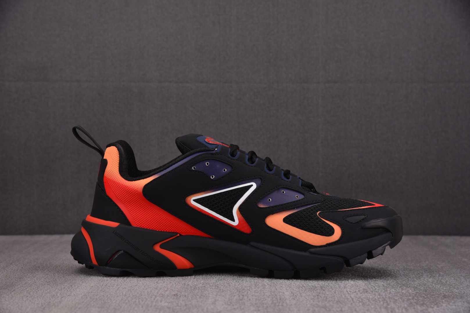 LV 尺码40-46

纯原版出品-LOUIS VUITTON Runner Tatic Black O
