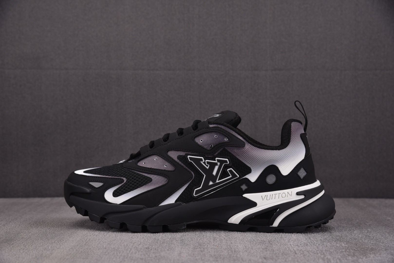 LV 尺码40-46

纯原版出品-LOUIS VUITTON Runner Tatic Black W