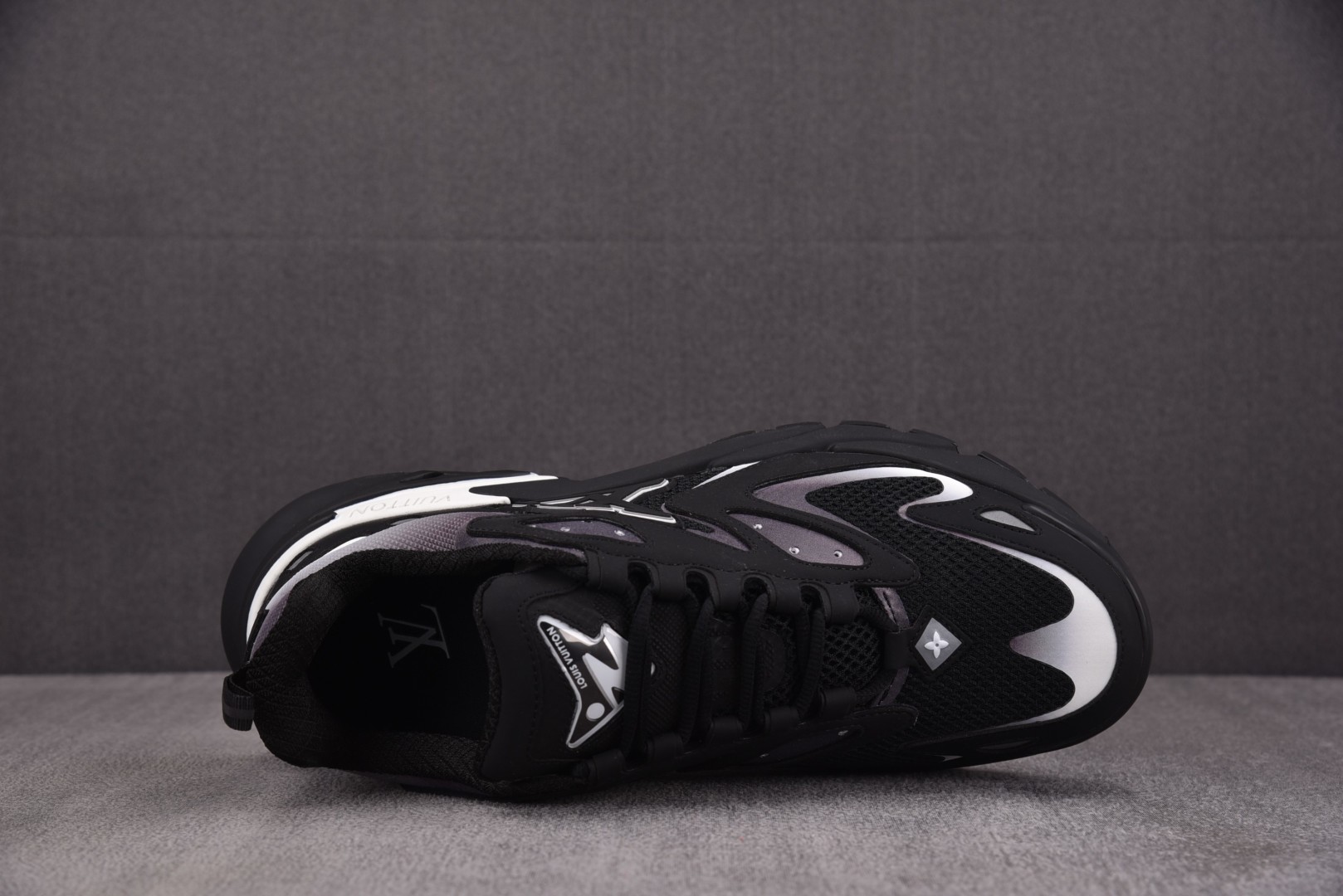 LV 尺码40-46

纯原版出品-LOUIS VUITTON Runner Tatic Black W