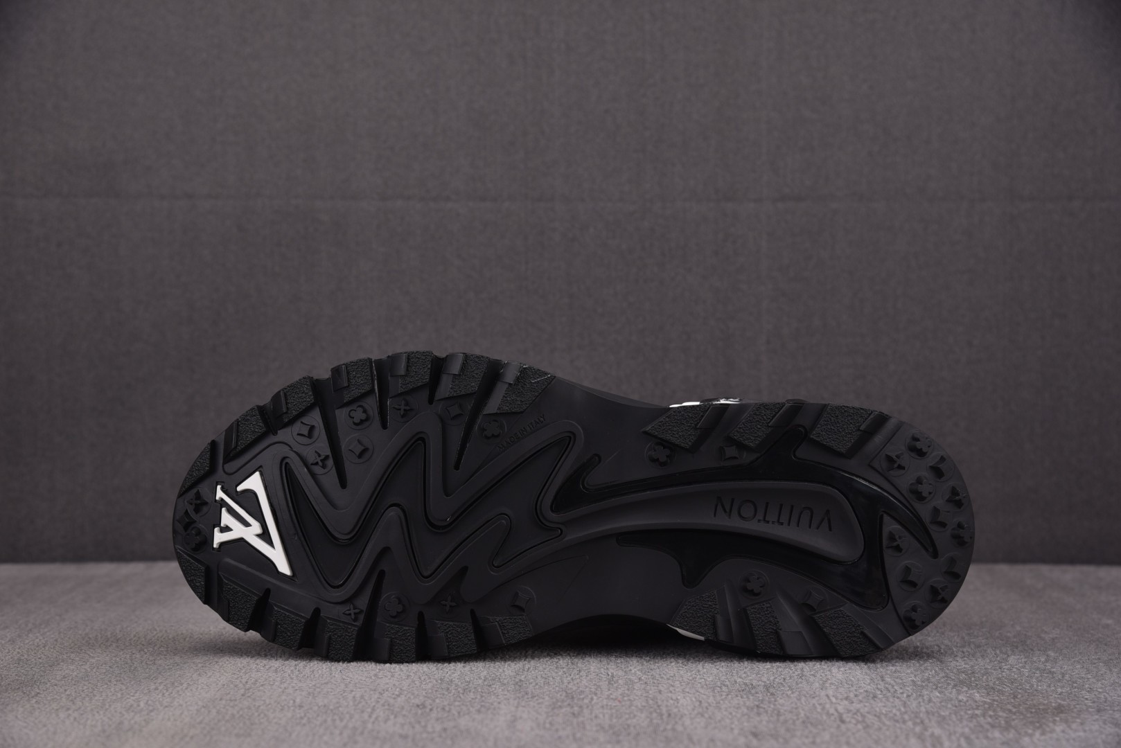 LV 尺码40-46

纯原版出品-LOUIS VUITTON Runner Tatic Black W