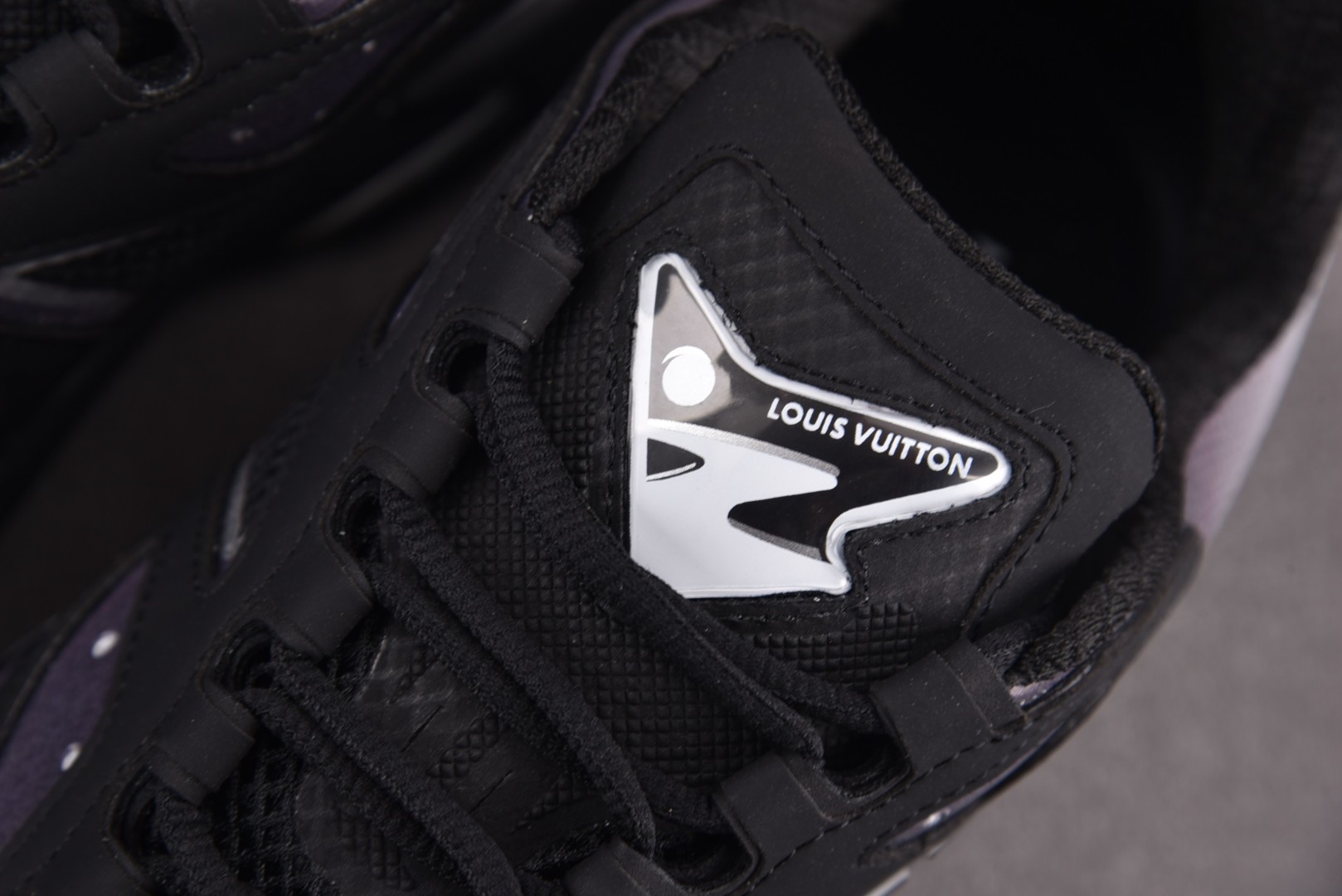 LV 尺码40-46

纯原版出品-LOUIS VUITTON Runner Tatic Black W
