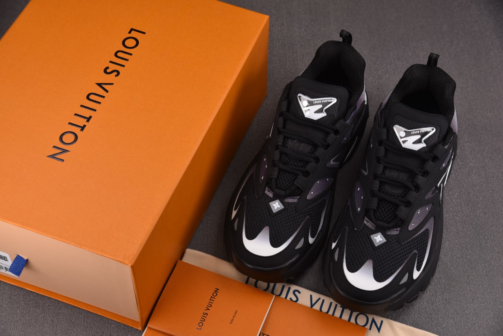 LV 尺码40-46

纯原版出品-LOUIS VUITTON Runner Tatic Black W