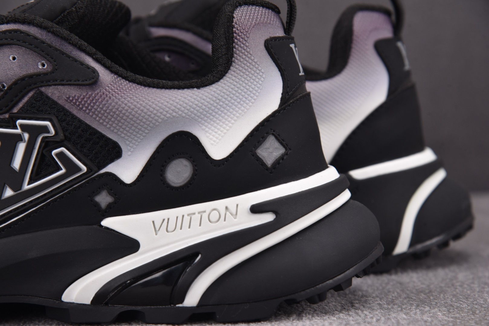 LV 尺码40-46

纯原版出品-LOUIS VUITTON Runner Tatic Black W