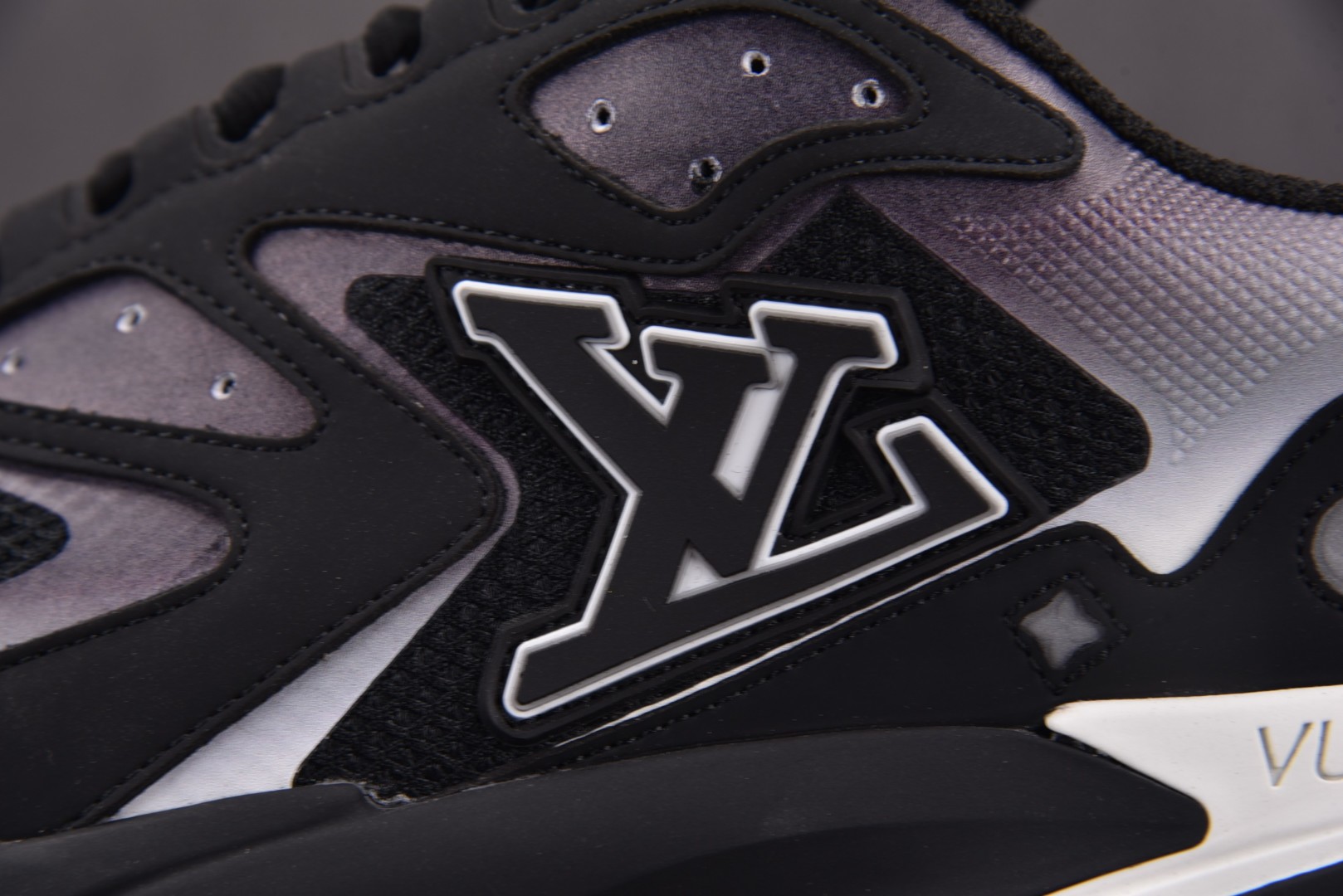 LV 尺码40-46

纯原版出品-LOUIS VUITTON Runner Tatic Black W