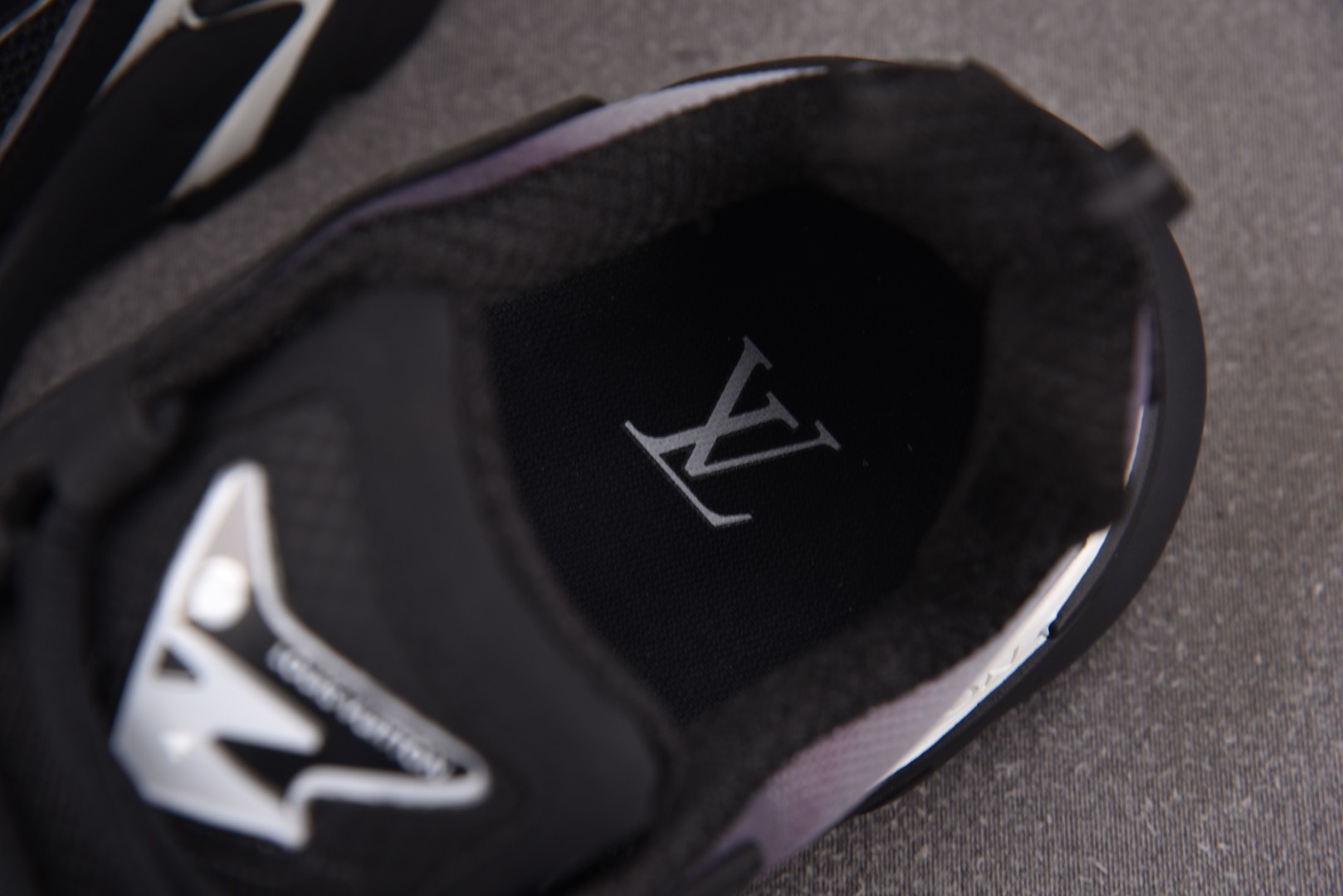 LV 尺码40-46

纯原版出品-LOUIS VUITTON Runner Tatic Black W