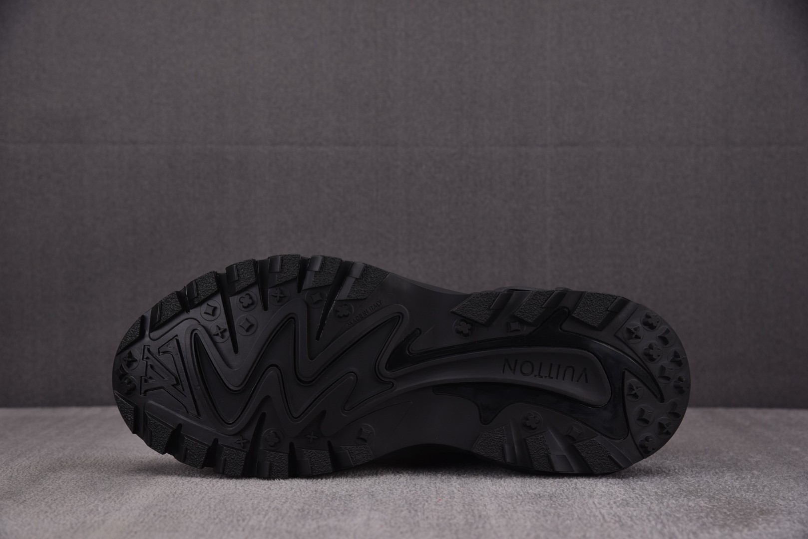 LV 尺码40-46

纯原版出品-LOUIS VUITTON Runner Tatic Black 黑