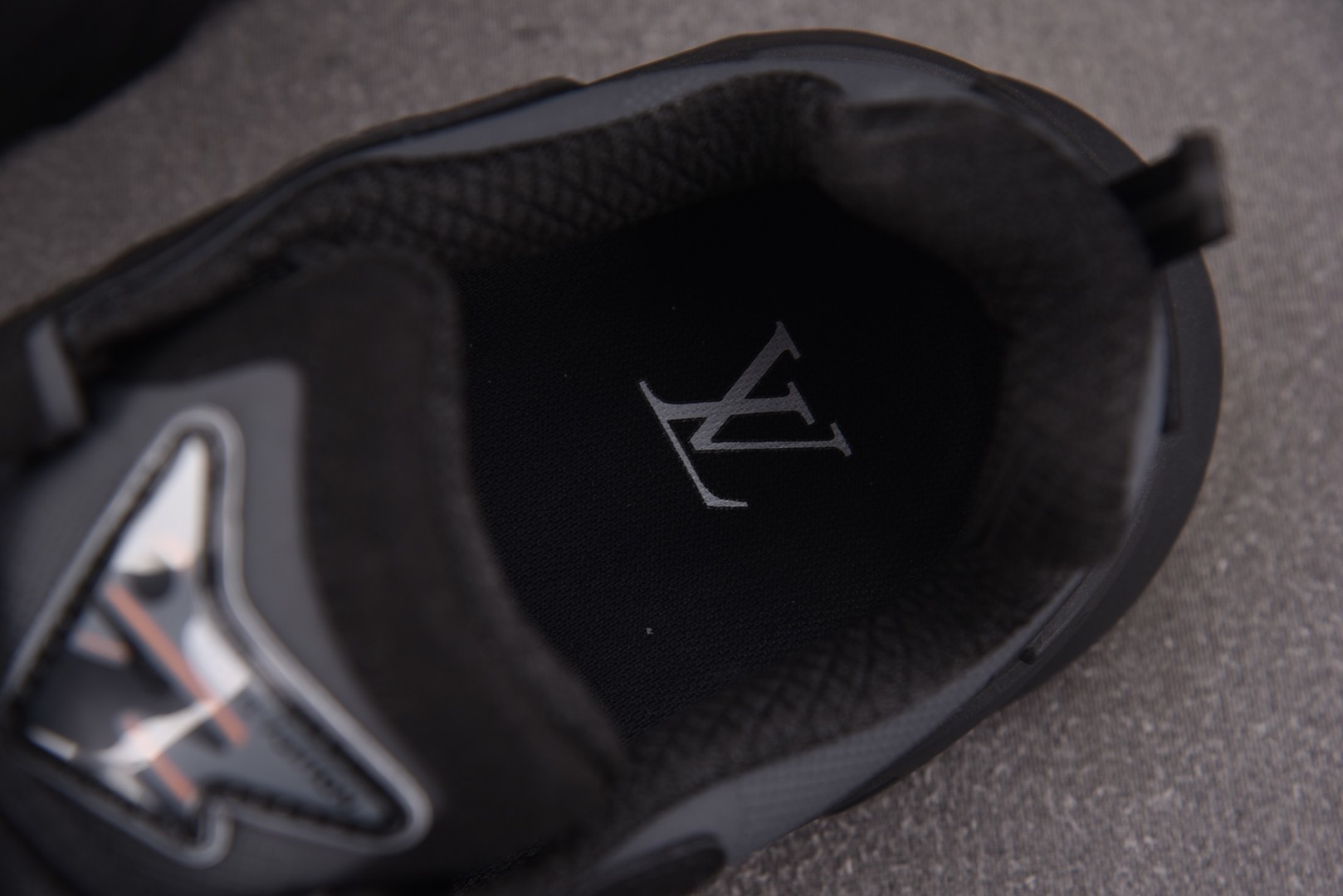 LV 尺码40-46

纯原版出品-LOUIS VUITTON Runner Tatic Black 黑