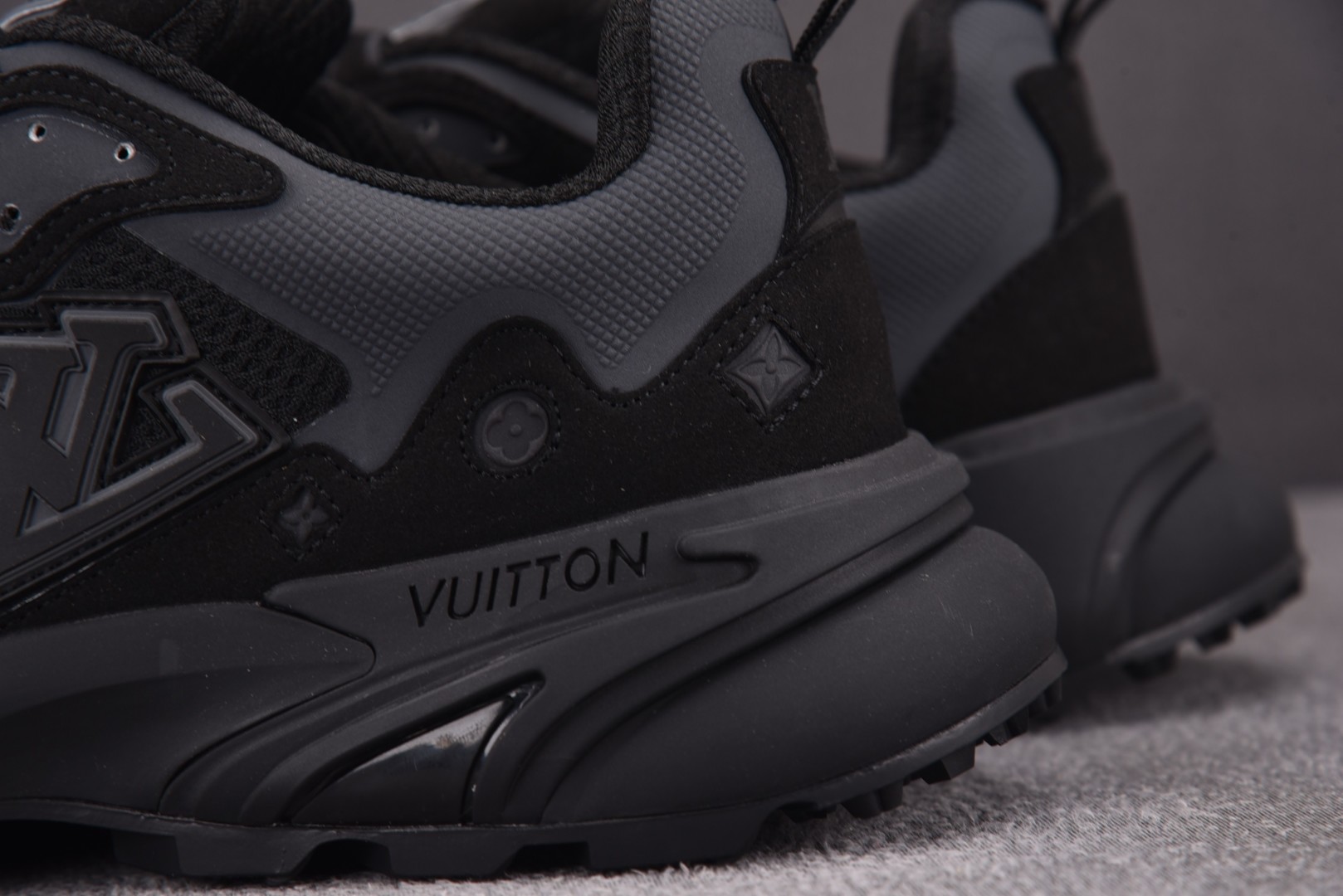 LV 尺码40-46

纯原版出品-LOUIS VUITTON Runner Tatic Black 黑
