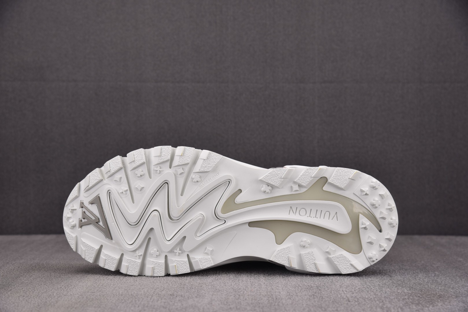 LV 尺码40-46

纯原版出品-LOUIS VUITTON Runner Tatic Grey Wh