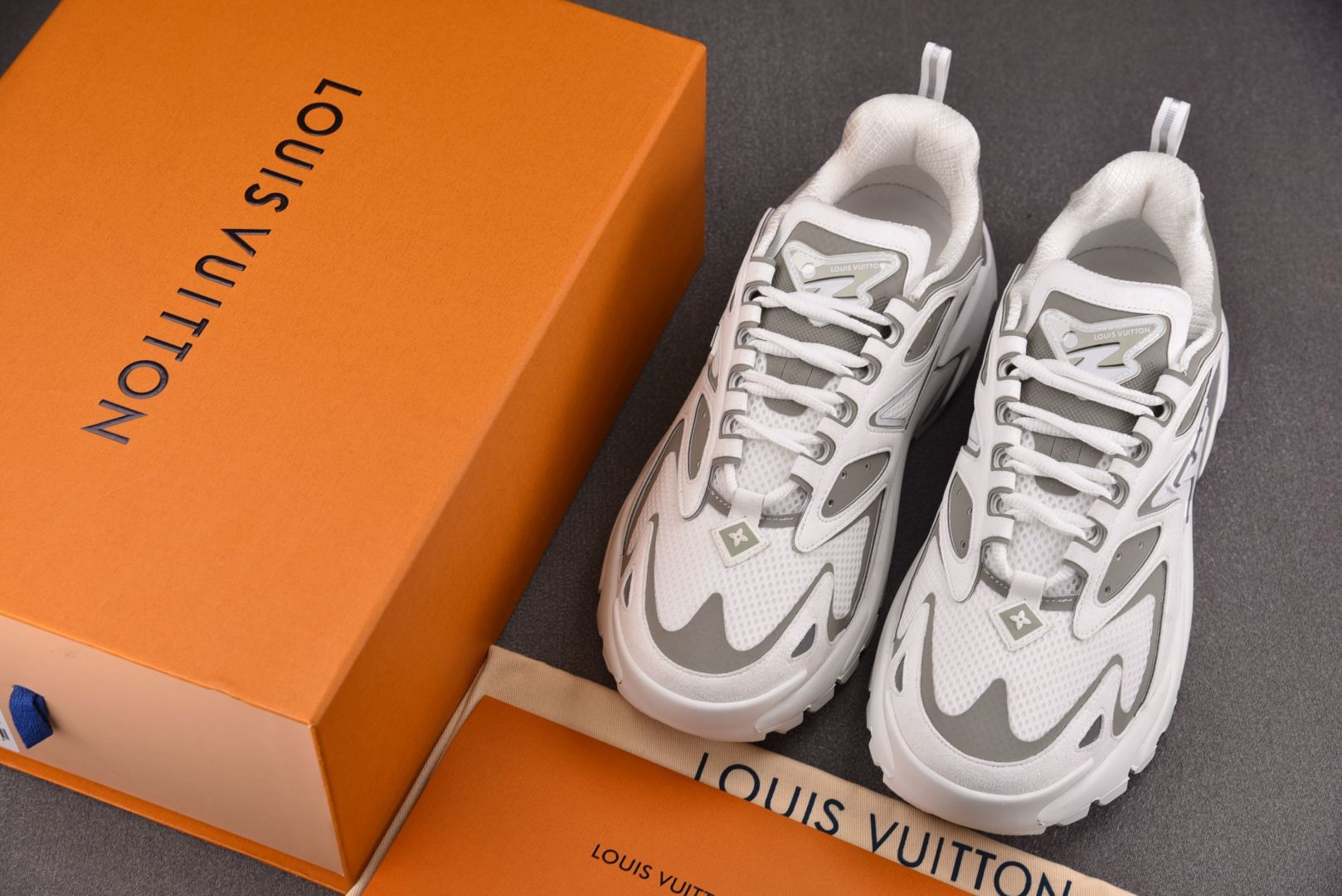 LV 尺码40-46

纯原版出品-LOUIS VUITTON Runner Tatic Grey Wh