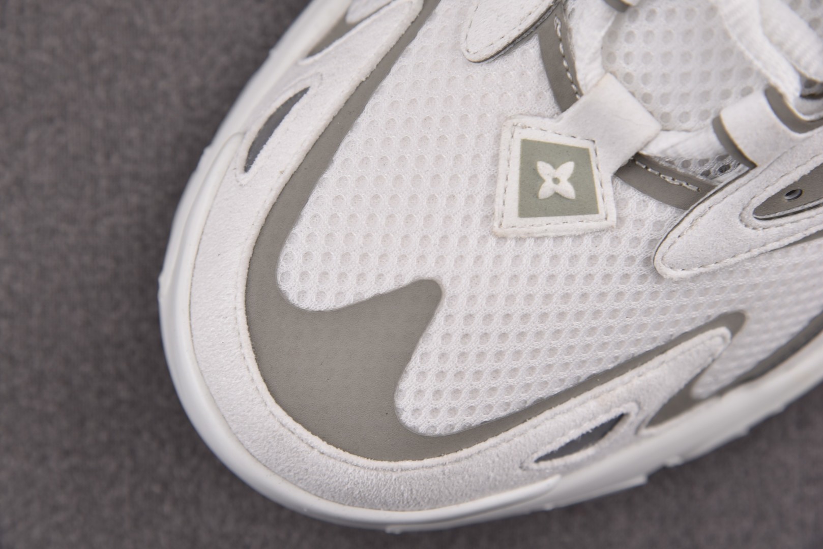 LV 尺码40-46

纯原版出品-LOUIS VUITTON Runner Tatic Grey Wh