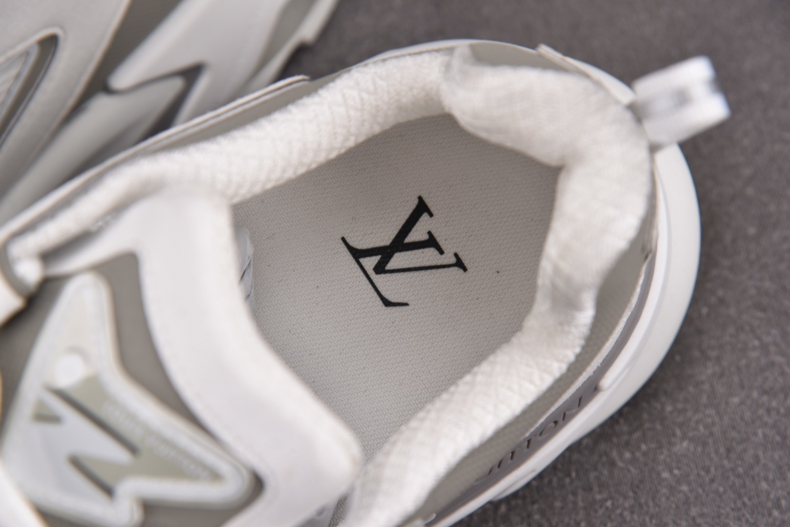 LV 尺码40-46

纯原版出品-LOUIS VUITTON Runner Tatic Grey Wh